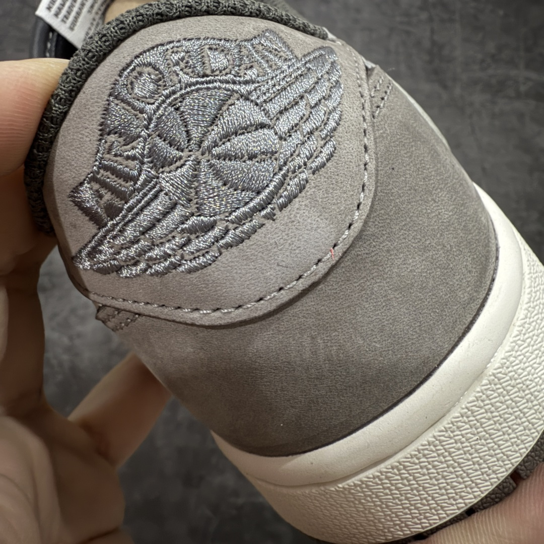 图片[2]-【原厂版】Air Jordan 1 x Travis Scott AJ1 x TS联名黑棕白倒钩低帮 DM7866-001 超级强悍品质 可对比市场各大纯原版本 专业aj大厂出品 对细节的把控毋庸置疑 材料也是用最接近原鞋的头层皮料 所有地方都没有做到减配 原厂鞋楦打造完美鞋型 整体鞋型以及后跟做的弧度做的非常好 鞋带为原厂打蜡鞋带 粗细程度同步原鞋 裁片清洁度到位 无明显瑕疵毛边 免修产品 正确针车 该重针 该有尖角的地方都有做到 鞋价格非常香 转手可闭眼卖高价 到手各位就知道货有多好 绝对秒杀一切同价格货品 尺码：40-47.5-选品中心