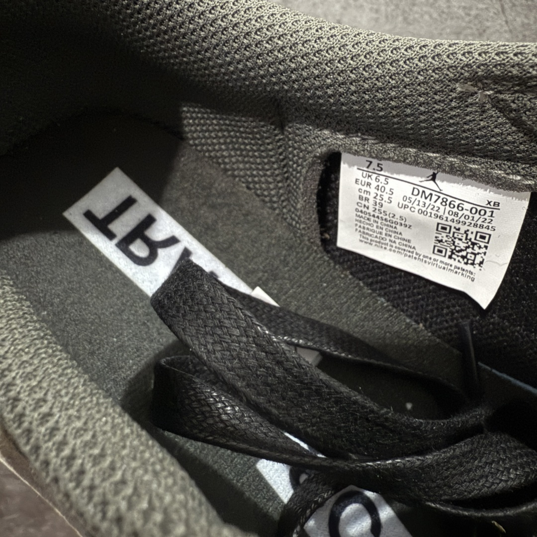 图片[7]-【原厂版】Air Jordan 1 x Travis Scott AJ1 x TS联名黑棕白倒钩低帮 DM7866-001 超级强悍品质 可对比市场各大纯原版本 专业aj大厂出品 对细节的把控毋庸置疑 材料也是用最接近原鞋的头层皮料 所有地方都没有做到减配 原厂鞋楦打造完美鞋型 整体鞋型以及后跟做的弧度做的非常好 鞋带为原厂打蜡鞋带 粗细程度同步原鞋 裁片清洁度到位 无明显瑕疵毛边 免修产品 正确针车 该重针 该有尖角的地方都有做到 鞋价格非常香 转手可闭眼卖高价 到手各位就知道货有多好 绝对秒杀一切同价格货品 尺码：40-47.5-选品中心