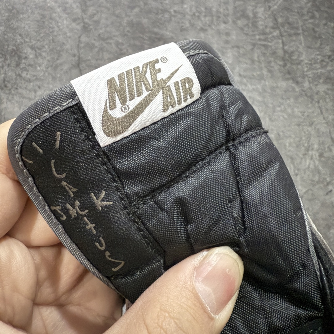 图片[6]-【原厂版】Air Jordan 1 x Travis Scott AJ1 x TS联名黑棕白倒钩低帮 DM7866-001 超级强悍品质 可对比市场各大纯原版本 专业aj大厂出品 对细节的把控毋庸置疑 材料也是用最接近原鞋的头层皮料 所有地方都没有做到减配 原厂鞋楦打造完美鞋型 整体鞋型以及后跟做的弧度做的非常好 鞋带为原厂打蜡鞋带 粗细程度同步原鞋 裁片清洁度到位 无明显瑕疵毛边 免修产品 正确针车 该重针 该有尖角的地方都有做到 鞋价格非常香 转手可闭眼卖高价 到手各位就知道货有多好 绝对秒杀一切同价格货品 尺码：40-47.5-选品中心