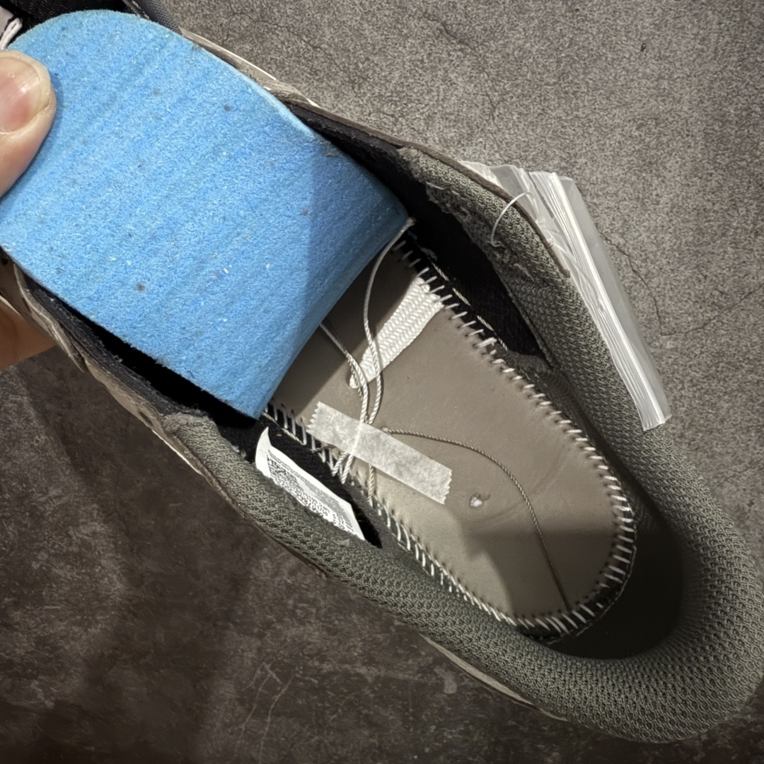 图片[8]-【原厂版】Air Jordan 1 x Travis Scott AJ1 x TS联名黑棕白倒钩低帮 DM7866-001 超级强悍品质 可对比市场各大纯原版本 专业aj大厂出品 对细节的把控毋庸置疑 材料也是用最接近原鞋的头层皮料 所有地方都没有做到减配 原厂鞋楦打造完美鞋型 整体鞋型以及后跟做的弧度做的非常好 鞋带为原厂打蜡鞋带 粗细程度同步原鞋 裁片清洁度到位 无明显瑕疵毛边 免修产品 正确针车 该重针 该有尖角的地方都有做到 鞋价格非常香 转手可闭眼卖高价 到手各位就知道货有多好 绝对秒杀一切同价格货品 尺码：40-47.5-选品中心