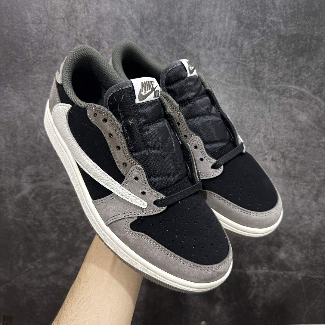 【原厂版】Air Jordan 1 x Travis Scott AJ1 x TS联名黑棕白倒钩低帮 DM7866-001 超级强悍品质 可对比市场各大纯原版本 专业aj大厂出品 对细节的把控毋庸置疑 材料也是用最接近原鞋的头层皮料 所有地方都没有做到减配 原厂鞋楦打造完美鞋型 整体鞋型以及后跟做的弧度做的非常好 鞋带为原厂打蜡鞋带 粗细程度同步原鞋 裁片清洁度到位 无明显瑕疵毛边 免修产品 正确针车 该重针 该有尖角的地方都有做到 鞋价格非常香 转手可闭眼卖高价 到手各位就知道货有多好 绝对秒杀一切同价格货品 尺码：40-47.5-选品中心