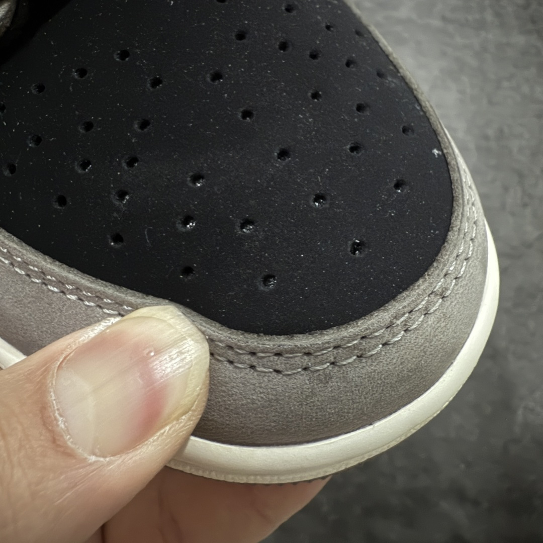 图片[5]-【原厂版】Air Jordan 1 x Travis Scott AJ1 x TS联名黑棕白倒钩低帮 DM7866-001 超级强悍品质 可对比市场各大纯原版本 专业aj大厂出品 对细节的把控毋庸置疑 材料也是用最接近原鞋的头层皮料 所有地方都没有做到减配 原厂鞋楦打造完美鞋型 整体鞋型以及后跟做的弧度做的非常好 鞋带为原厂打蜡鞋带 粗细程度同步原鞋 裁片清洁度到位 无明显瑕疵毛边 免修产品 正确针车 该重针 该有尖角的地方都有做到 鞋价格非常香 转手可闭眼卖高价 到手各位就知道货有多好 绝对秒杀一切同价格货品 尺码：40-47.5-选品中心