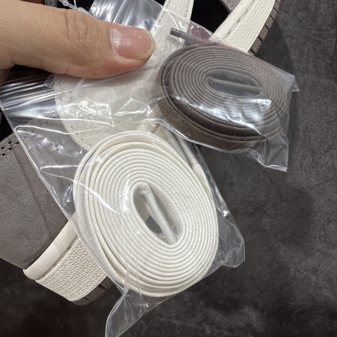 图片[9]-【原厂版】Air Jordan 1 x Travis Scott AJ1 x TS联名黑棕白倒钩低帮 DM7866-001 超级强悍品质 可对比市场各大纯原版本 专业aj大厂出品 对细节的把控毋庸置疑 材料也是用最接近原鞋的头层皮料 所有地方都没有做到减配 原厂鞋楦打造完美鞋型 整体鞋型以及后跟做的弧度做的非常好 鞋带为原厂打蜡鞋带 粗细程度同步原鞋 裁片清洁度到位 无明显瑕疵毛边 免修产品 正确针车 该重针 该有尖角的地方都有做到 鞋价格非常香 转手可闭眼卖高价 到手各位就知道货有多好 绝对秒杀一切同价格货品 尺码：40-47.5-选品中心