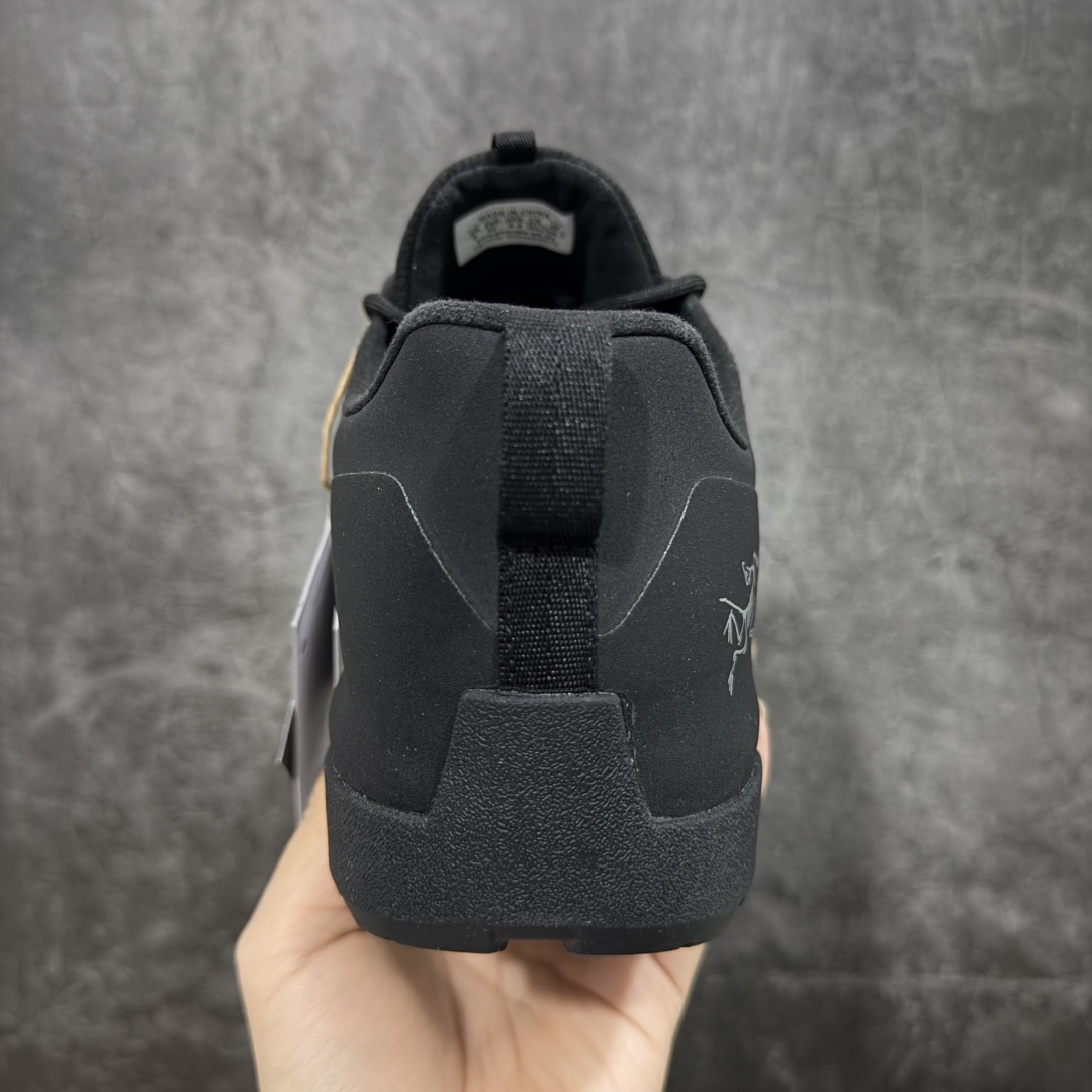 图片[4]-【莞产原盒版】Arcteryx始祖鸟 Konseal Shoe 舒适 防滑耐磨透气支撑抓地 登山鞋 黑色 正确原盒 全鞋采用头层麂皮 耐磨防滑黄金V底 莞产高品质 区别市场通货 代购指定版本 原数据开发 不掉标 正确高频字体 鸟爪细节完美 区别市场公版货 错误字体货 中底带钢印上脚舒适轻便无负重感 四季百搭 始祖鸟 KONSEAL 轻量户外鞋，这双鞋，不仅仅可以穿着逛街上班，更可以穿着徒步旅游甚至攀岩！说实话，没多少人真的会去攀岩，经我们试穿，这双鞋，日常穿也是非常舒服轻便！搭配日常的衣服完全不违和！结构中底TPU底盘，保护双脚。配置3D模具保护双脚+一体化系带系统，鞋面防撕裂网布、TPU保护膜和牛巴革合成面料，喜欢放心入！这种类型的鞋子咱们家超难得遇到一次，喜欢一定不要错过 尺码：39-45-选品中心