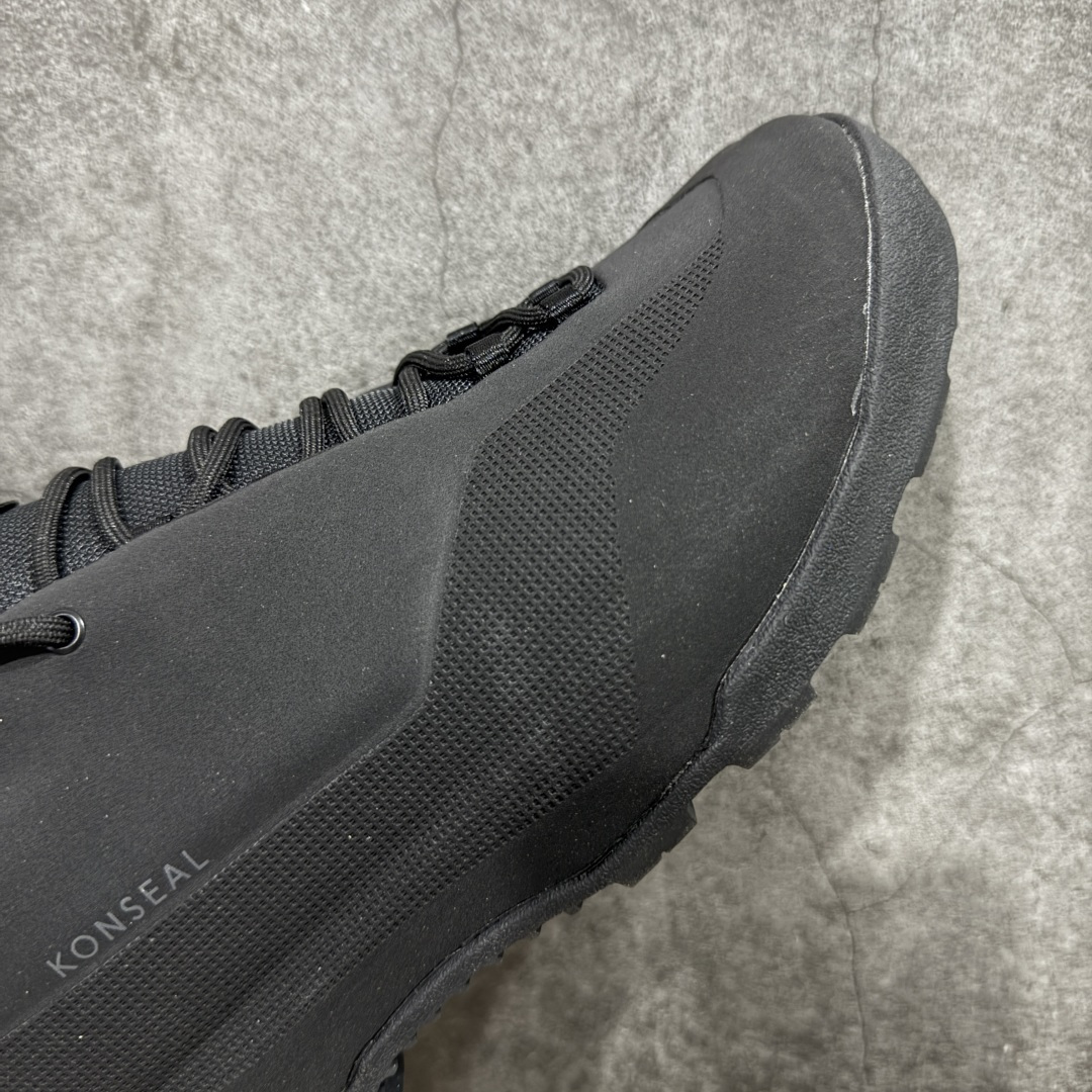 图片[6]-【莞产原盒版】Arcteryx始祖鸟 Konseal Shoe 舒适 防滑耐磨透气支撑抓地 登山鞋 黑色 正确原盒 全鞋采用头层麂皮 耐磨防滑黄金V底 莞产高品质 区别市场通货 代购指定版本 原数据开发 不掉标 正确高频字体 鸟爪细节完美 区别市场公版货 错误字体货 中底带钢印上脚舒适轻便无负重感 四季百搭 始祖鸟 KONSEAL 轻量户外鞋，这双鞋，不仅仅可以穿着逛街上班，更可以穿着徒步旅游甚至攀岩！说实话，没多少人真的会去攀岩，经我们试穿，这双鞋，日常穿也是非常舒服轻便！搭配日常的衣服完全不违和！结构中底TPU底盘，保护双脚。配置3D模具保护双脚+一体化系带系统，鞋面防撕裂网布、TPU保护膜和牛巴革合成面料，喜欢放心入！这种类型的鞋子咱们家超难得遇到一次，喜欢一定不要错过 尺码：39-45-选品中心