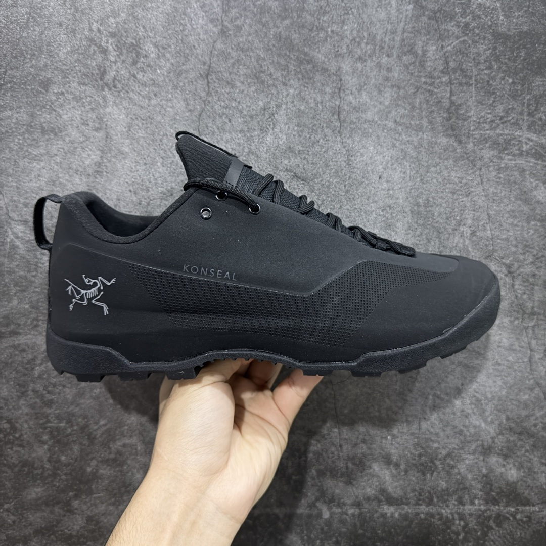【莞产原盒版】Arcteryx始祖鸟 Konseal Shoe 舒适 防滑耐磨透气支撑抓地 登山鞋 黑色 正确原盒 全鞋采用头层麂皮 耐磨防滑黄金V底 莞产高品质 区别市场通货 代购指定版本 原数据开发 不掉标 正确高频字体 鸟爪细节完美 区别市场公版货 错误字体货 中底带钢印上脚舒适轻便无负重感 四季百搭 始祖鸟 KONSEAL 轻量户外鞋，这双鞋，不仅仅可以穿着逛街上班，更可以穿着徒步旅游甚至攀岩！说实话，没多少人真的会去攀岩，经我们试穿，这双鞋，日常穿也是非常舒服轻便！搭配日常的衣服完全不违和！结构中底TPU底盘，保护双脚。配置3D模具保护双脚+一体化系带系统，鞋面防撕裂网布、TPU保护膜和牛巴革合成面料，喜欢放心入！这种类型的鞋子咱们家超难得遇到一次，喜欢一定不要错过 尺码：39-45-选品中心