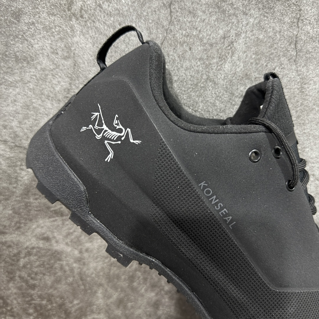 图片[7]-【莞产原盒版】Arcteryx始祖鸟 Konseal Shoe 舒适 防滑耐磨透气支撑抓地 登山鞋 黑色 正确原盒 全鞋采用头层麂皮 耐磨防滑黄金V底 莞产高品质 区别市场通货 代购指定版本 原数据开发 不掉标 正确高频字体 鸟爪细节完美 区别市场公版货 错误字体货 中底带钢印上脚舒适轻便无负重感 四季百搭 始祖鸟 KONSEAL 轻量户外鞋，这双鞋，不仅仅可以穿着逛街上班，更可以穿着徒步旅游甚至攀岩！说实话，没多少人真的会去攀岩，经我们试穿，这双鞋，日常穿也是非常舒服轻便！搭配日常的衣服完全不违和！结构中底TPU底盘，保护双脚。配置3D模具保护双脚+一体化系带系统，鞋面防撕裂网布、TPU保护膜和牛巴革合成面料，喜欢放心入！这种类型的鞋子咱们家超难得遇到一次，喜欢一定不要错过 尺码：39-45-选品中心