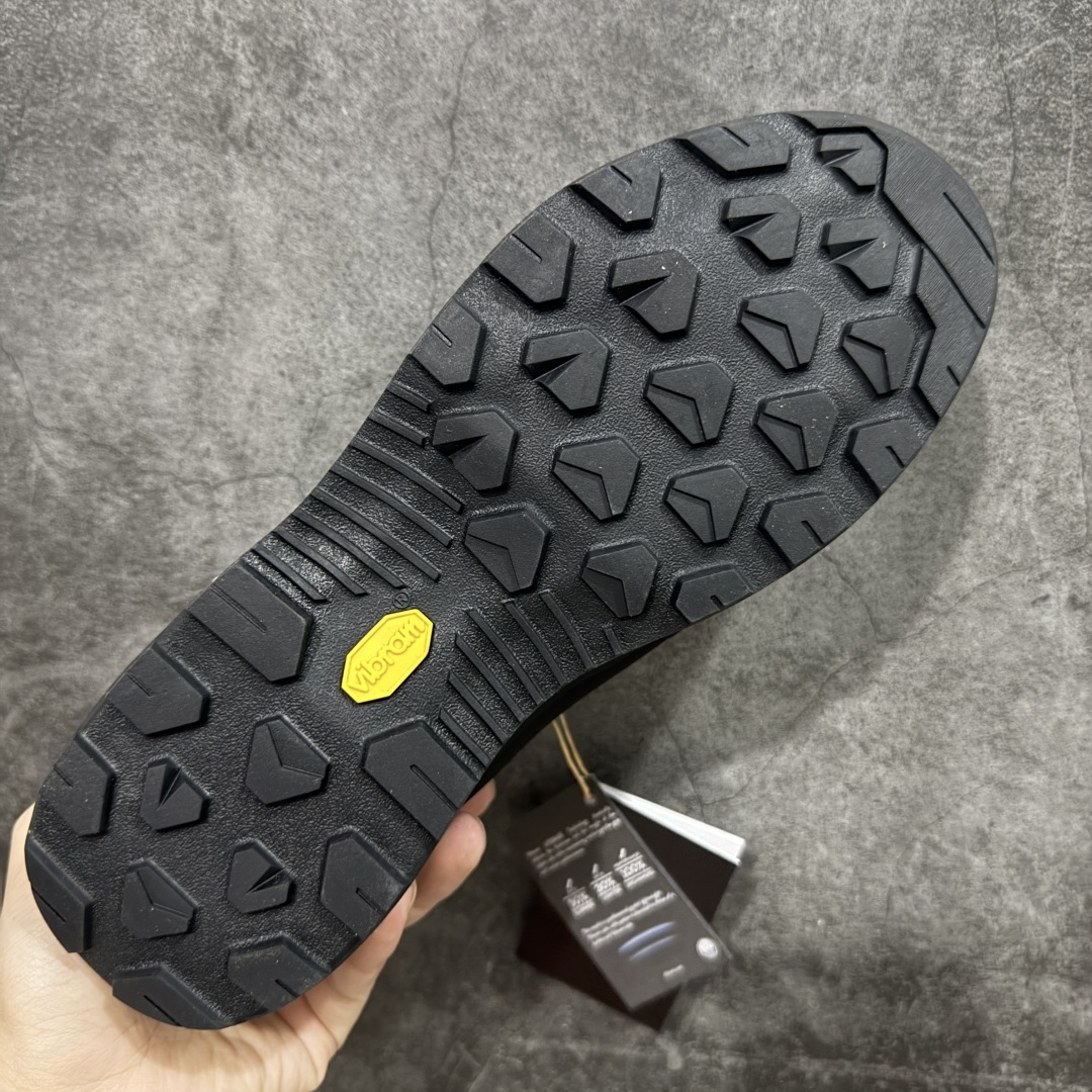 图片[9]-【莞产原盒版】Arcteryx始祖鸟 Konseal Shoe 舒适 防滑耐磨透气支撑抓地 登山鞋 黑色 正确原盒 全鞋采用头层麂皮 耐磨防滑黄金V底 莞产高品质 区别市场通货 代购指定版本 原数据开发 不掉标 正确高频字体 鸟爪细节完美 区别市场公版货 错误字体货 中底带钢印上脚舒适轻便无负重感 四季百搭 始祖鸟 KONSEAL 轻量户外鞋，这双鞋，不仅仅可以穿着逛街上班，更可以穿着徒步旅游甚至攀岩！说实话，没多少人真的会去攀岩，经我们试穿，这双鞋，日常穿也是非常舒服轻便！搭配日常的衣服完全不违和！结构中底TPU底盘，保护双脚。配置3D模具保护双脚+一体化系带系统，鞋面防撕裂网布、TPU保护膜和牛巴革合成面料，喜欢放心入！这种类型的鞋子咱们家超难得遇到一次，喜欢一定不要错过 尺码：39-45-选品中心