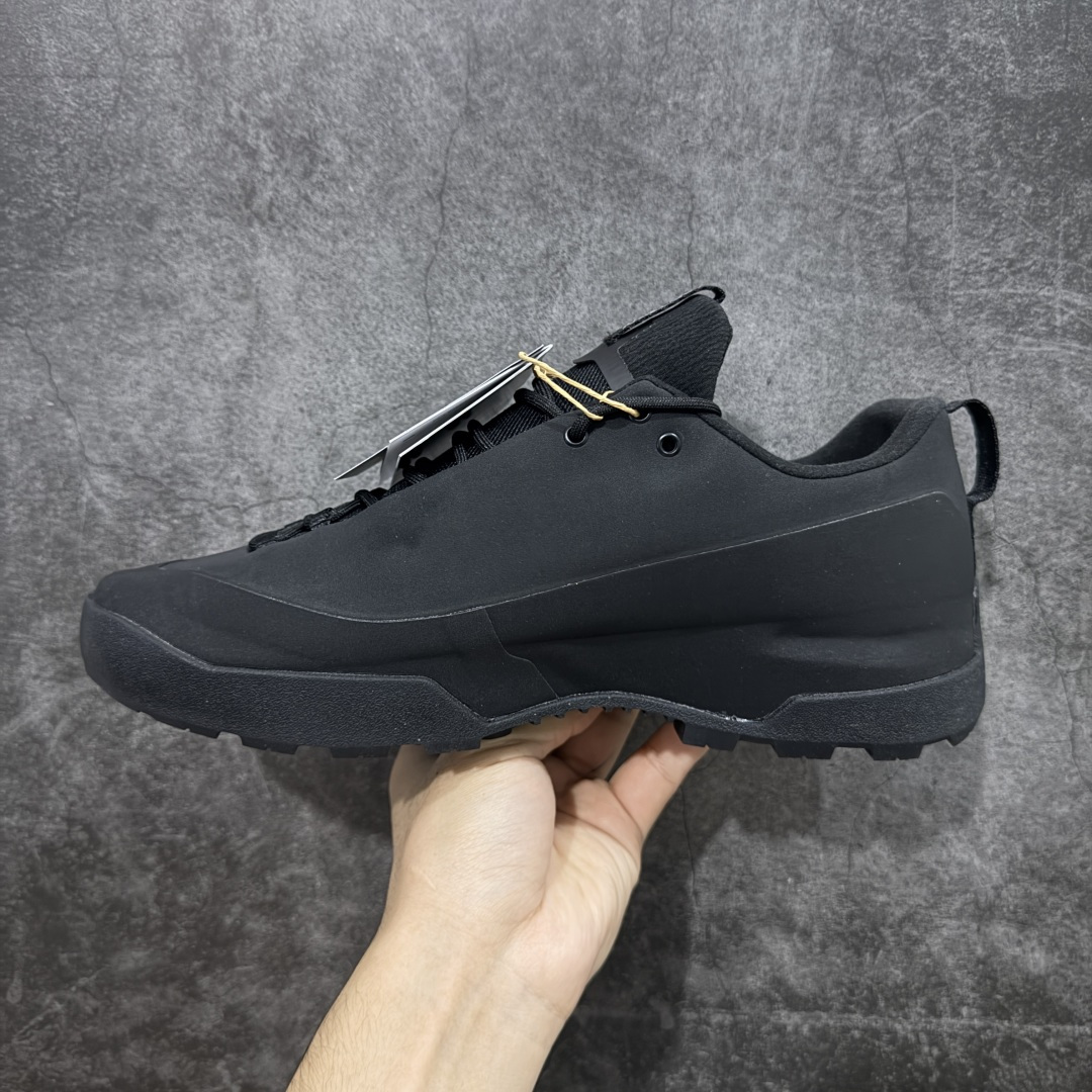 图片[2]-【莞产原盒版】Arcteryx始祖鸟 Konseal Shoe 舒适 防滑耐磨透气支撑抓地 登山鞋 黑色 正确原盒 全鞋采用头层麂皮 耐磨防滑黄金V底 莞产高品质 区别市场通货 代购指定版本 原数据开发 不掉标 正确高频字体 鸟爪细节完美 区别市场公版货 错误字体货 中底带钢印上脚舒适轻便无负重感 四季百搭 始祖鸟 KONSEAL 轻量户外鞋，这双鞋，不仅仅可以穿着逛街上班，更可以穿着徒步旅游甚至攀岩！说实话，没多少人真的会去攀岩，经我们试穿，这双鞋，日常穿也是非常舒服轻便！搭配日常的衣服完全不违和！结构中底TPU底盘，保护双脚。配置3D模具保护双脚+一体化系带系统，鞋面防撕裂网布、TPU保护膜和牛巴革合成面料，喜欢放心入！这种类型的鞋子咱们家超难得遇到一次，喜欢一定不要错过 尺码：39-45-选品中心