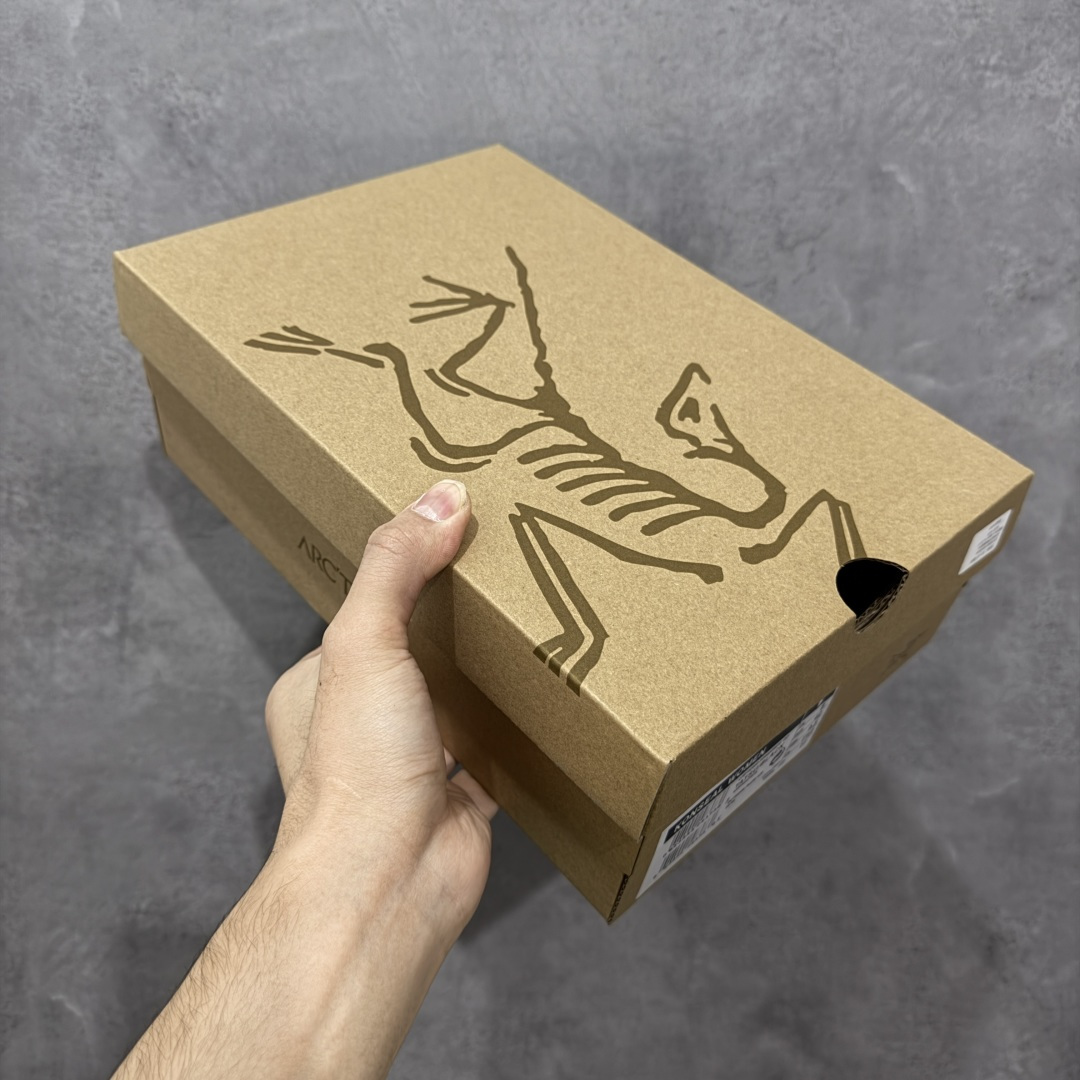 图片[8]-【莞产原盒版】Arcteryx始祖鸟 Konseal Shoe 舒适 防滑耐磨透气支撑抓地 登山鞋 黑色 正确原盒 全鞋采用头层麂皮 耐磨防滑黄金V底 莞产高品质 区别市场通货 代购指定版本 原数据开发 不掉标 正确高频字体 鸟爪细节完美 区别市场公版货 错误字体货 中底带钢印上脚舒适轻便无负重感 四季百搭 始祖鸟 KONSEAL 轻量户外鞋，这双鞋，不仅仅可以穿着逛街上班，更可以穿着徒步旅游甚至攀岩！说实话，没多少人真的会去攀岩，经我们试穿，这双鞋，日常穿也是非常舒服轻便！搭配日常的衣服完全不违和！结构中底TPU底盘，保护双脚。配置3D模具保护双脚+一体化系带系统，鞋面防撕裂网布、TPU保护膜和牛巴革合成面料，喜欢放心入！这种类型的鞋子咱们家超难得遇到一次，喜欢一定不要错过 尺码：39-45-选品中心