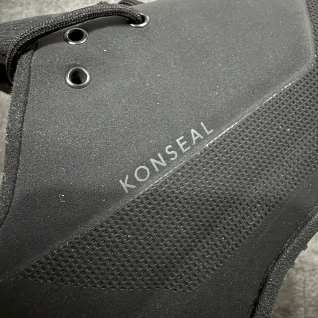 图片[3]-【莞产原盒版】Arcteryx始祖鸟 Konseal Shoe 舒适 防滑耐磨透气支撑抓地 登山鞋 黑色 正确原盒 全鞋采用头层麂皮 耐磨防滑黄金V底 莞产高品质 区别市场通货 代购指定版本 原数据开发 不掉标 正确高频字体 鸟爪细节完美 区别市场公版货 错误字体货 中底带钢印上脚舒适轻便无负重感 四季百搭 始祖鸟 KONSEAL 轻量户外鞋，这双鞋，不仅仅可以穿着逛街上班，更可以穿着徒步旅游甚至攀岩！说实话，没多少人真的会去攀岩，经我们试穿，这双鞋，日常穿也是非常舒服轻便！搭配日常的衣服完全不违和！结构中底TPU底盘，保护双脚。配置3D模具保护双脚+一体化系带系统，鞋面防撕裂网布、TPU保护膜和牛巴革合成面料，喜欢放心入！这种类型的鞋子咱们家超难得遇到一次，喜欢一定不要错过 尺码：39-45-选品中心