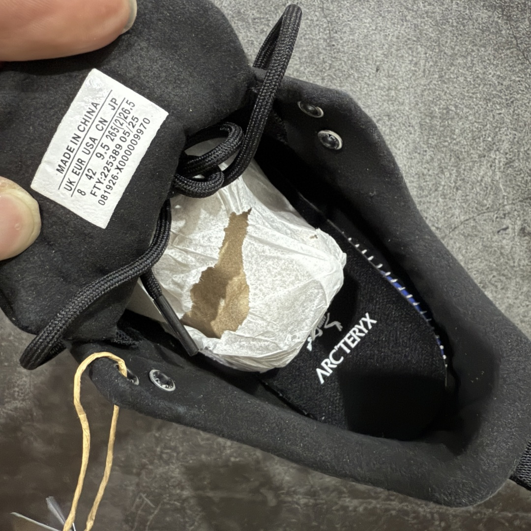 图片[6]-【莞产原盒版】Arcteryx始祖鸟 Konseal Shoe 舒适 防滑耐磨透气支撑抓地 登山鞋 黑色 正确原盒 全鞋采用头层麂皮 耐磨防滑黄金V底 莞产高品质 区别市场通货 代购指定版本 原数据开发 不掉标 正确高频字体 鸟爪细节完美 区别市场公版货 错误字体货 中底带钢印上脚舒适轻便无负重感 四季百搭 始祖鸟 KONSEAL 轻量户外鞋，这双鞋，不仅仅可以穿着逛街上班，更可以穿着徒步旅游甚至攀岩！说实话，没多少人真的会去攀岩，经我们试穿，这双鞋，日常穿也是非常舒服轻便！搭配日常的衣服完全不违和！结构中底TPU底盘，保护双脚。配置3D模具保护双脚+一体化系带系统，鞋面防撕裂网布、TPU保护膜和牛巴革合成面料，喜欢放心入！这种类型的鞋子咱们家超难得遇到一次，喜欢一定不要错过 尺码：39-45-选品中心