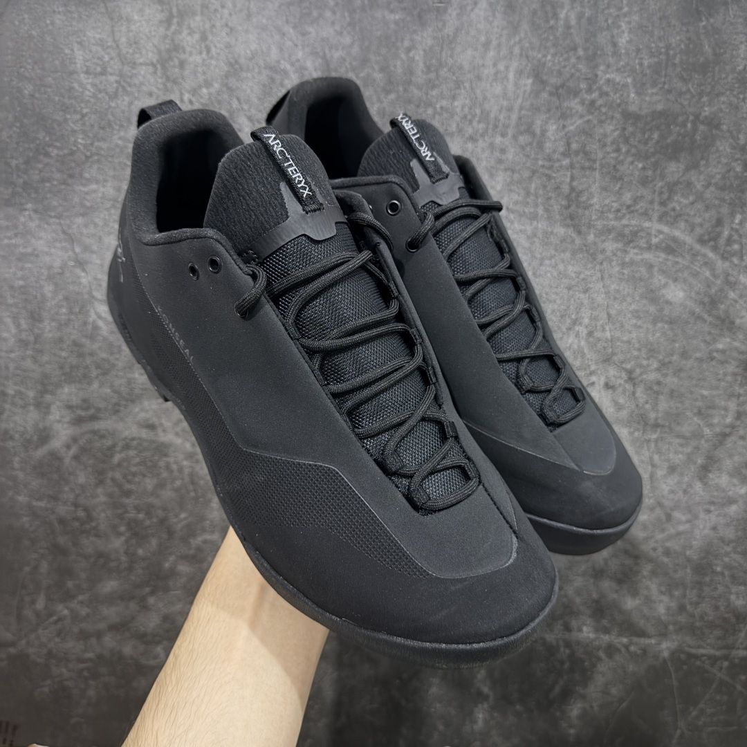 【莞产原盒版】Arcteryx始祖鸟 Konseal Shoe 舒适 防滑耐磨透气支撑抓地 登山鞋 黑色 正确原盒 全鞋采用头层麂皮 耐磨防滑黄金V底 莞产高品质 区别市场通货 代购指定版本 原数据开发 不掉标 正确高频字体 鸟爪细节完美 区别市场公版货 错误字体货 中底带钢印上脚舒适轻便无负重感 四季百搭 始祖鸟 KONSEAL 轻量户外鞋，这双鞋，不仅仅可以穿着逛街上班，更可以穿着徒步旅游甚至攀岩！说实话，没多少人真的会去攀岩，经我们试穿，这双鞋，日常穿也是非常舒服轻便！搭配日常的衣服完全不违和！结构中底TPU底盘，保护双脚。配置3D模具保护双脚+一体化系带系统，鞋面防撕裂网布、TPU保护膜和牛巴革合成面料，喜欢放心入！这种类型的鞋子咱们家超难得遇到一次，喜欢一定不要错过 尺码：39-45-选品中心