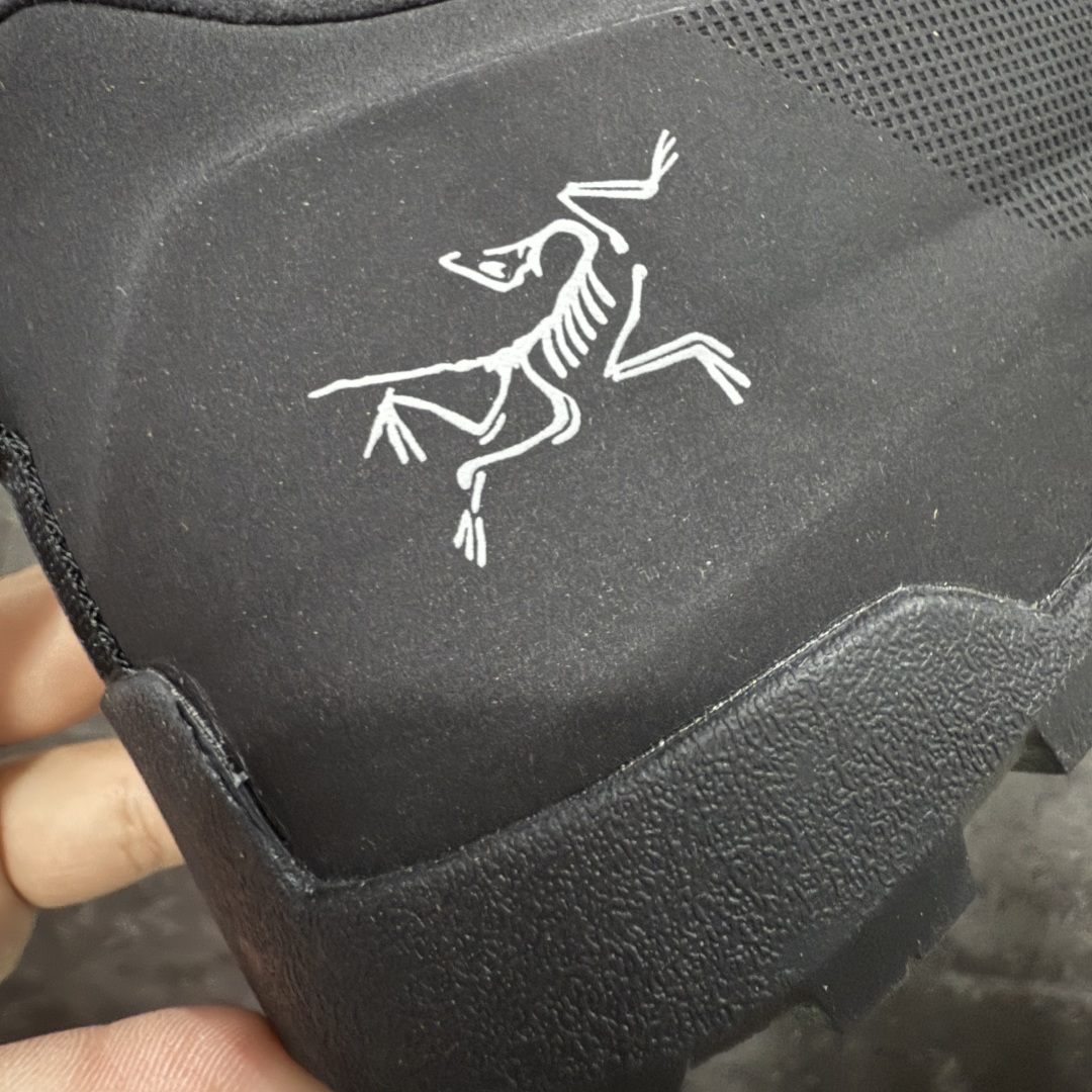 图片[2]-【莞产原盒版】Arcteryx始祖鸟 Konseal Shoe 舒适 防滑耐磨透气支撑抓地 登山鞋 黑色 正确原盒 全鞋采用头层麂皮 耐磨防滑黄金V底 莞产高品质 区别市场通货 代购指定版本 原数据开发 不掉标 正确高频字体 鸟爪细节完美 区别市场公版货 错误字体货 中底带钢印上脚舒适轻便无负重感 四季百搭 始祖鸟 KONSEAL 轻量户外鞋，这双鞋，不仅仅可以穿着逛街上班，更可以穿着徒步旅游甚至攀岩！说实话，没多少人真的会去攀岩，经我们试穿，这双鞋，日常穿也是非常舒服轻便！搭配日常的衣服完全不违和！结构中底TPU底盘，保护双脚。配置3D模具保护双脚+一体化系带系统，鞋面防撕裂网布、TPU保护膜和牛巴革合成面料，喜欢放心入！这种类型的鞋子咱们家超难得遇到一次，喜欢一定不要错过 尺码：39-45-选品中心