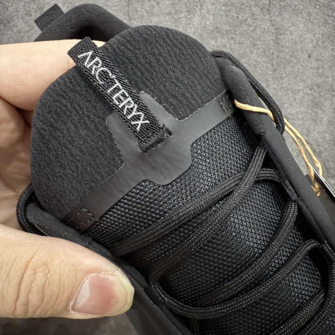 图片[5]-【莞产原盒版】Arcteryx始祖鸟 Konseal Shoe 舒适 防滑耐磨透气支撑抓地 登山鞋 黑色 正确原盒 全鞋采用头层麂皮 耐磨防滑黄金V底 莞产高品质 区别市场通货 代购指定版本 原数据开发 不掉标 正确高频字体 鸟爪细节完美 区别市场公版货 错误字体货 中底带钢印上脚舒适轻便无负重感 四季百搭 始祖鸟 KONSEAL 轻量户外鞋，这双鞋，不仅仅可以穿着逛街上班，更可以穿着徒步旅游甚至攀岩！说实话，没多少人真的会去攀岩，经我们试穿，这双鞋，日常穿也是非常舒服轻便！搭配日常的衣服完全不违和！结构中底TPU底盘，保护双脚。配置3D模具保护双脚+一体化系带系统，鞋面防撕裂网布、TPU保护膜和牛巴革合成面料，喜欢放心入！这种类型的鞋子咱们家超难得遇到一次，喜欢一定不要错过 尺码：39-45-选品中心