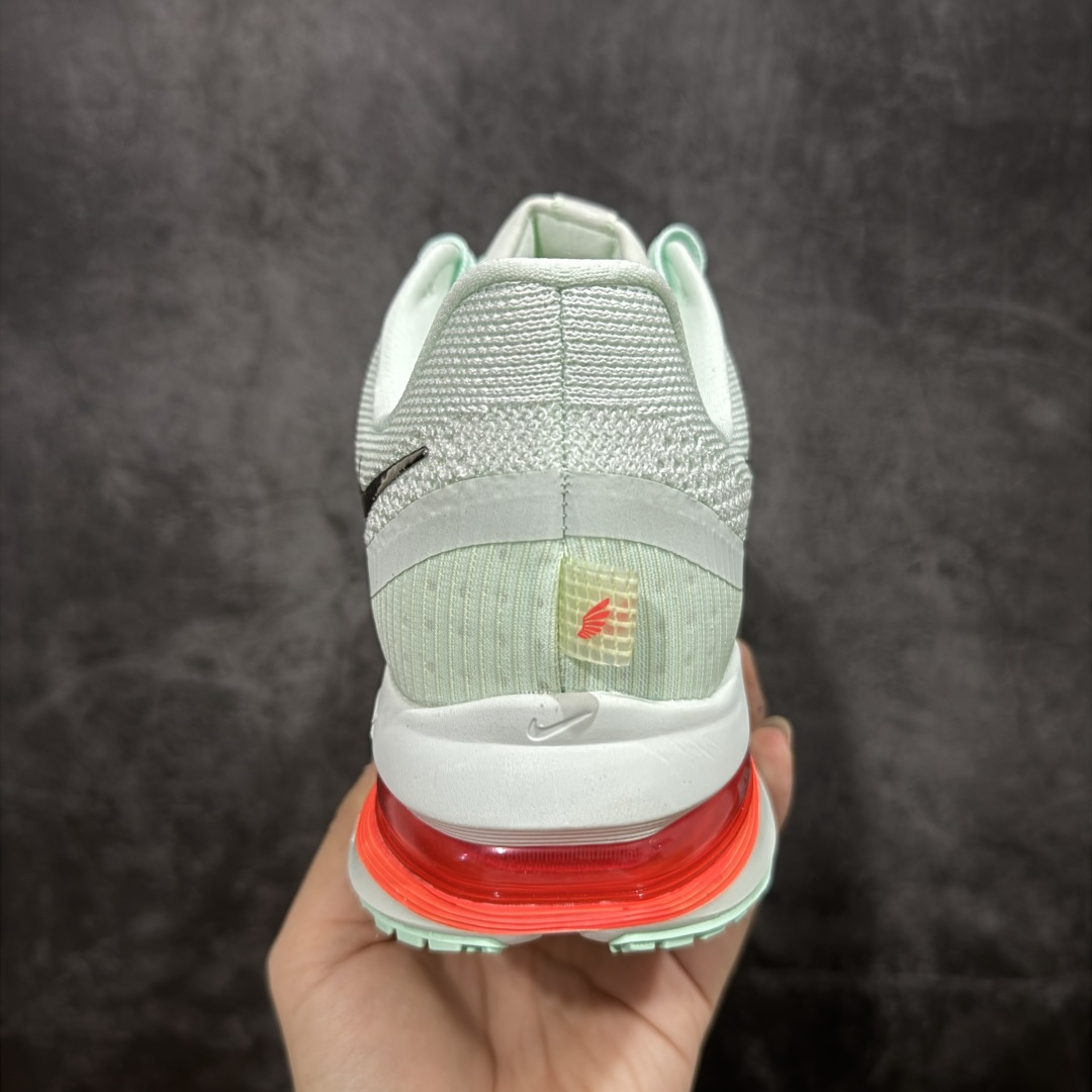 图片[4]-【XE纯原版】Nike Pegasus Premium Airscape 舒适百搭减震防滑耐磨透气 低帮跑步鞋     目前市场最强品质 原版购入开发 一切材质配件均匀原版一致 完美版型 高端玩家必推版本 高价零售必推版本 欢迎对比市面任意版本‼️ 这双鞋简直是时尚与科技的完美融合。 经典黑色鞋面，质感爆棚，搭配超亮眼的银色大勾子，瞬间成为街头焦点。 鞋侧独特小吊牌，细节满满，个性直接拉满。  脚下的全掌气垫更是亮点，红黑配色超吸睛，不仅颜值在线，缓震性能更是一绝。 不管是日常出街还是慢跑锻炼，都能给双脚极致舒适体验。  码数超全，36 – 46 码任你选！别犹豫啦，穿上它，轻松走出潮流范，开启你的时尚运动新旅程！   #独家原包 原底原料 开模打造  #原厂鞋标 高精密准度  #原楦原纸板开发 匹配原版98%以上  #后跟弧度 正确呈现  #原厂皮料 质感无敌  #皮料切割干净 无任何毛边 清洁度细节完美  货号：HQ2592-301 码段：36-46-选品中心