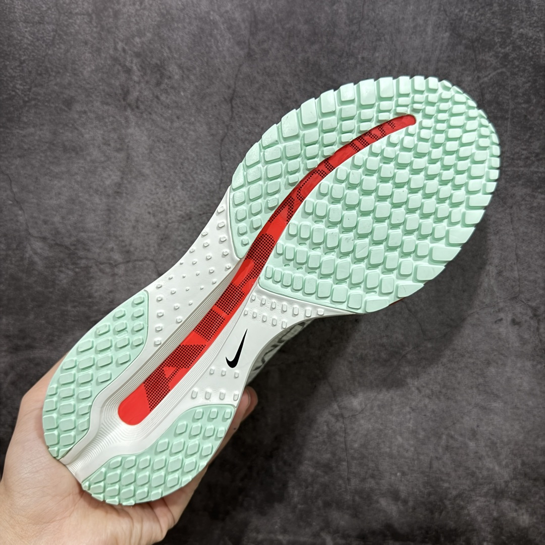 图片[9]-【XE纯原版】Nike Pegasus Premium Airscape 舒适百搭减震防滑耐磨透气 低帮跑步鞋     目前市场最强品质 原版购入开发 一切材质配件均匀原版一致 完美版型 高端玩家必推版本 高价零售必推版本 欢迎对比市面任意版本‼️ 这双鞋简直是时尚与科技的完美融合。 经典黑色鞋面，质感爆棚，搭配超亮眼的银色大勾子，瞬间成为街头焦点。 鞋侧独特小吊牌，细节满满，个性直接拉满。  脚下的全掌气垫更是亮点，红黑配色超吸睛，不仅颜值在线，缓震性能更是一绝。 不管是日常出街还是慢跑锻炼，都能给双脚极致舒适体验。  码数超全，36 – 46 码任你选！别犹豫啦，穿上它，轻松走出潮流范，开启你的时尚运动新旅程！   #独家原包 原底原料 开模打造  #原厂鞋标 高精密准度  #原楦原纸板开发 匹配原版98%以上  #后跟弧度 正确呈现  #原厂皮料 质感无敌  #皮料切割干净 无任何毛边 清洁度细节完美  货号：HQ2592-301 码段：36-46-选品中心