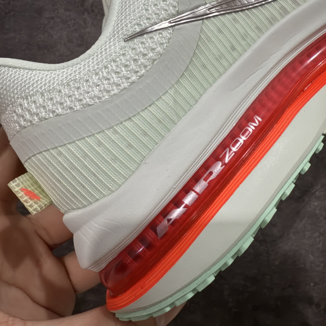 图片[3]-【XE纯原版】Nike Pegasus Premium Airscape 舒适百搭减震防滑耐磨透气 低帮跑步鞋     目前市场最强品质 原版购入开发 一切材质配件均匀原版一致 完美版型 高端玩家必推版本 高价零售必推版本 欢迎对比市面任意版本‼️ 这双鞋简直是时尚与科技的完美融合。 经典黑色鞋面，质感爆棚，搭配超亮眼的银色大勾子，瞬间成为街头焦点。 鞋侧独特小吊牌，细节满满，个性直接拉满。  脚下的全掌气垫更是亮点，红黑配色超吸睛，不仅颜值在线，缓震性能更是一绝。 不管是日常出街还是慢跑锻炼，都能给双脚极致舒适体验。  码数超全，36 – 46 码任你选！别犹豫啦，穿上它，轻松走出潮流范，开启你的时尚运动新旅程！   #独家原包 原底原料 开模打造  #原厂鞋标 高精密准度  #原楦原纸板开发 匹配原版98%以上  #后跟弧度 正确呈现  #原厂皮料 质感无敌  #皮料切割干净 无任何毛边 清洁度细节完美  货号：HQ2592-301 码段：36-46-选品中心