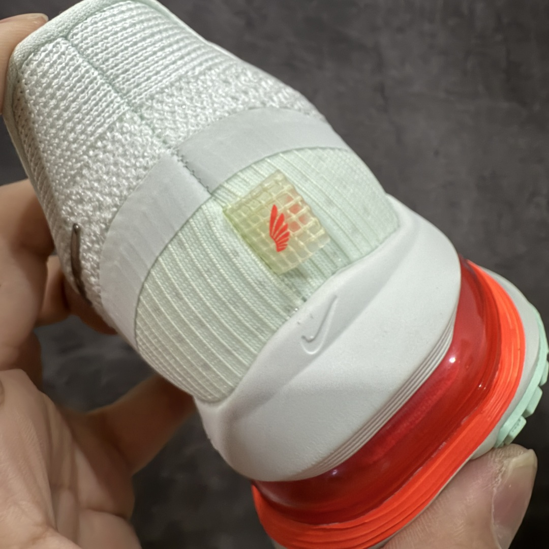 图片[2]-【XE纯原版】Nike Pegasus Premium Airscape 舒适百搭减震防滑耐磨透气 低帮跑步鞋     目前市场最强品质 原版购入开发 一切材质配件均匀原版一致 完美版型 高端玩家必推版本 高价零售必推版本 欢迎对比市面任意版本‼️ 这双鞋简直是时尚与科技的完美融合。 经典黑色鞋面，质感爆棚，搭配超亮眼的银色大勾子，瞬间成为街头焦点。 鞋侧独特小吊牌，细节满满，个性直接拉满。  脚下的全掌气垫更是亮点，红黑配色超吸睛，不仅颜值在线，缓震性能更是一绝。 不管是日常出街还是慢跑锻炼，都能给双脚极致舒适体验。  码数超全，36 – 46 码任你选！别犹豫啦，穿上它，轻松走出潮流范，开启你的时尚运动新旅程！   #独家原包 原底原料 开模打造  #原厂鞋标 高精密准度  #原楦原纸板开发 匹配原版98%以上  #后跟弧度 正确呈现  #原厂皮料 质感无敌  #皮料切割干净 无任何毛边 清洁度细节完美  货号：HQ2592-301 码段：36-46-选品中心