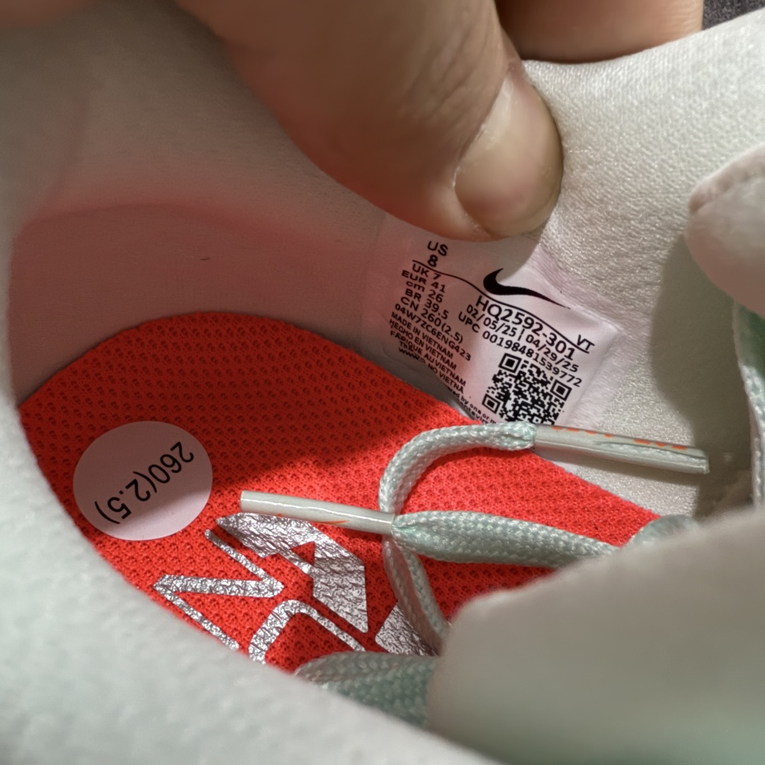 图片[8]-【XE纯原版】Nike Pegasus Premium Airscape 舒适百搭减震防滑耐磨透气 低帮跑步鞋     目前市场最强品质 原版购入开发 一切材质配件均匀原版一致 完美版型 高端玩家必推版本 高价零售必推版本 欢迎对比市面任意版本‼️ 这双鞋简直是时尚与科技的完美融合。 经典黑色鞋面，质感爆棚，搭配超亮眼的银色大勾子，瞬间成为街头焦点。 鞋侧独特小吊牌，细节满满，个性直接拉满。  脚下的全掌气垫更是亮点，红黑配色超吸睛，不仅颜值在线，缓震性能更是一绝。 不管是日常出街还是慢跑锻炼，都能给双脚极致舒适体验。  码数超全，36 – 46 码任你选！别犹豫啦，穿上它，轻松走出潮流范，开启你的时尚运动新旅程！   #独家原包 原底原料 开模打造  #原厂鞋标 高精密准度  #原楦原纸板开发 匹配原版98%以上  #后跟弧度 正确呈现  #原厂皮料 质感无敌  #皮料切割干净 无任何毛边 清洁度细节完美  货号：HQ2592-301 码段：36-46-选品中心