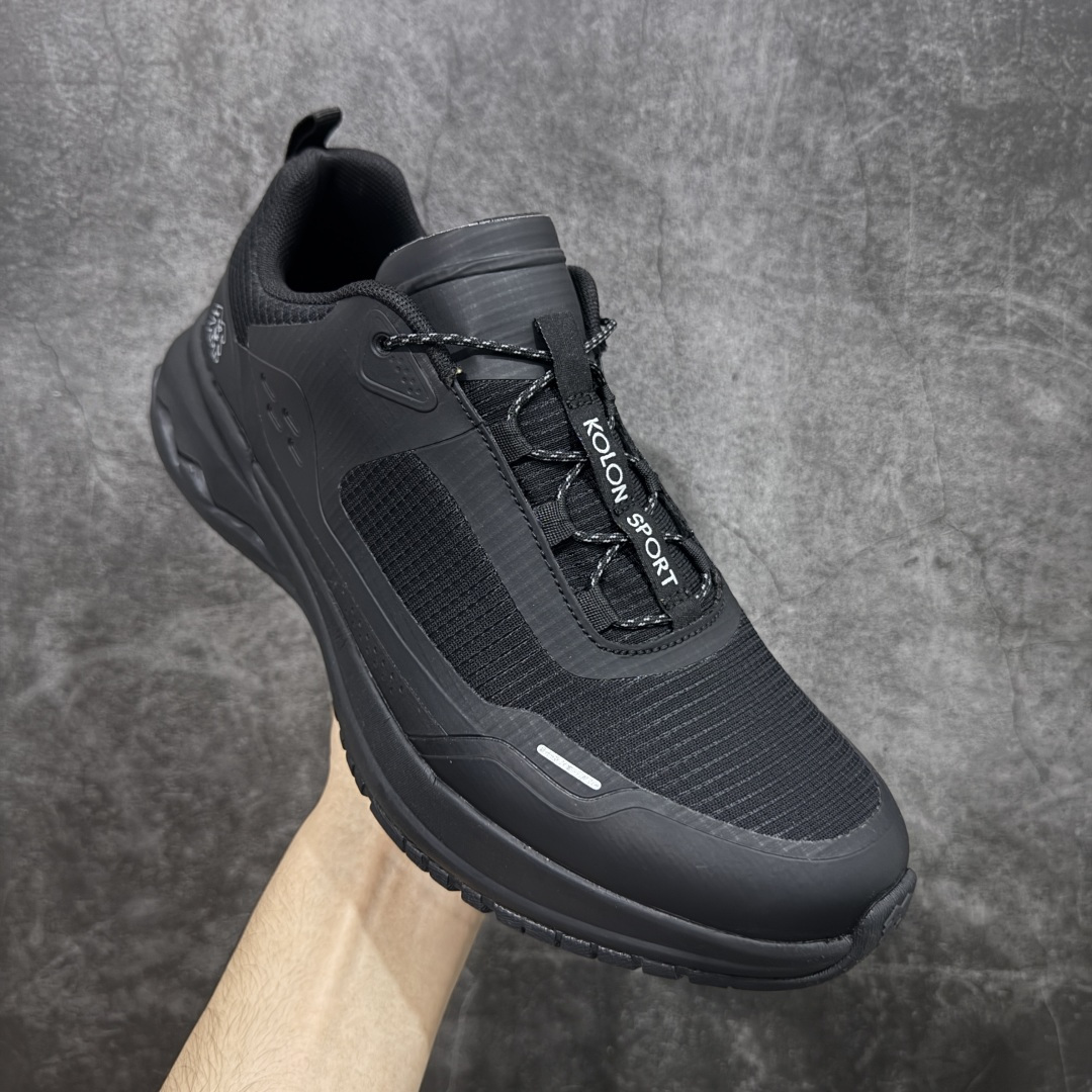 图片[3]-【升级版】可隆KOLON SPORT Skyler 2 舒适柔软 防水支撑轻便回弹 低帮 徒步鞋 黑色 脚感软到像踩云朵☁️—鞋面柔软贴合脚型，走石子路也不硌脚；防滑V黄金大底纹路深似锯齿，泥地、陡坡都稳稳拿捏，下雨天也不怕打滑。黑色耐脏又百搭，日常穿去上班是低调质感，进山徒步是可靠装备，从城市到山野，一双鞋承包所有 “出走计划” 尺码：39-45-选品中心