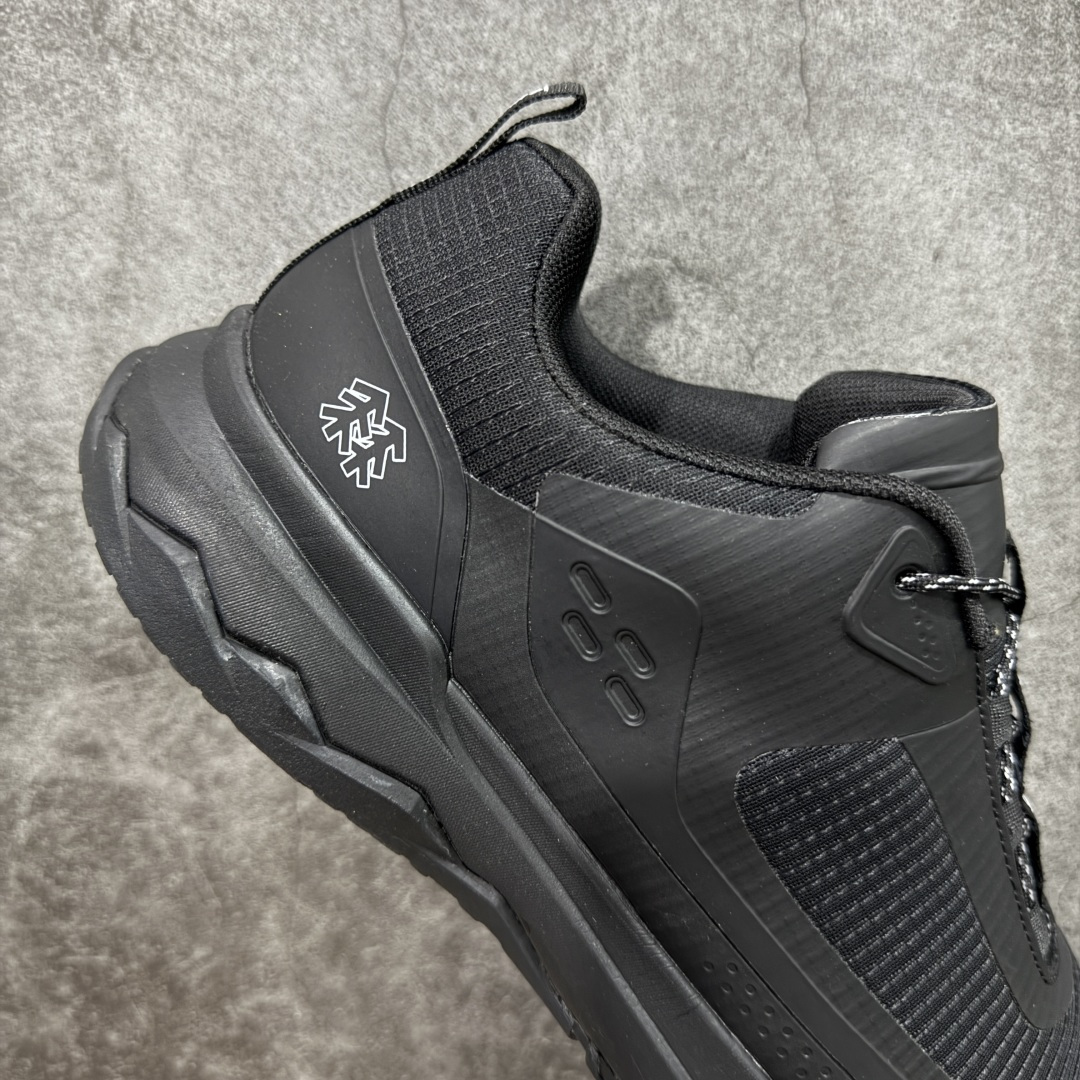 图片[7]-【升级版】可隆KOLON SPORT Skyler 2 舒适柔软 防水支撑轻便回弹 低帮 徒步鞋 黑色 脚感软到像踩云朵☁️—鞋面柔软贴合脚型，走石子路也不硌脚；防滑V黄金大底纹路深似锯齿，泥地、陡坡都稳稳拿捏，下雨天也不怕打滑。黑色耐脏又百搭，日常穿去上班是低调质感，进山徒步是可靠装备，从城市到山野，一双鞋承包所有 “出走计划” 尺码：39-45-选品中心