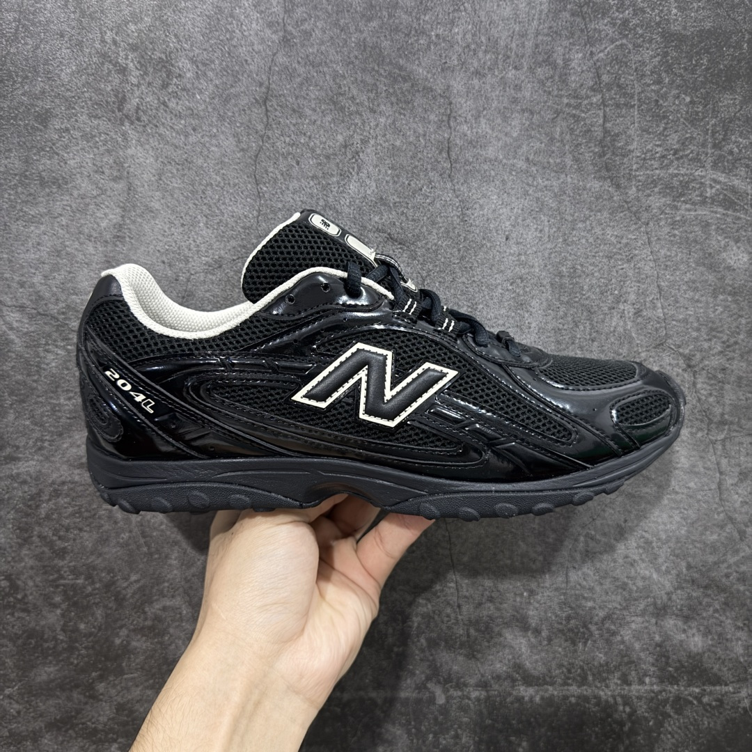 💰 260【纯原M版】New Balance NB204L 薄底鞋 薄底皮质鞋带德训miu系 减震耐磨包裹性支撑轻便 低帮 生活休闲鞋 男女同款 黑色 区别市面先行通货版本 市场唯一正确咖色 原材料打造 鞋身搭载EVA科技组合中底 附赠三副鞋带 适用多元穿搭场合为户外出行提供舒适长远的穿搭体验 货号:U204LMRA 尺码:36-44.5-选品中心