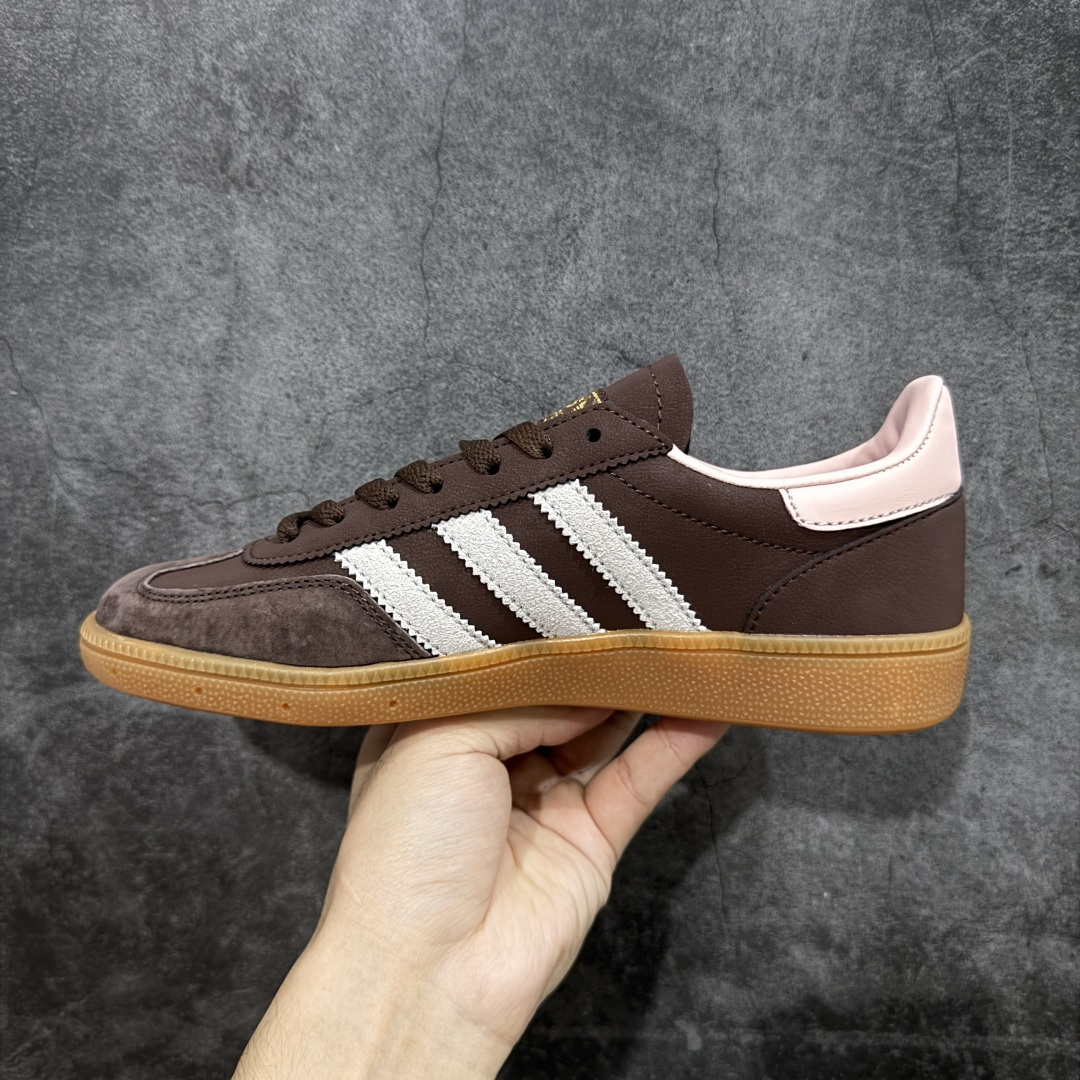 图片[2]-【纯原Y版】Adidas Handball Spezial 三叶草手球特别版圣帕特里克节联名款 全鞋采用yezzy500一样的皮料 进口长绒皮，特殊工艺技术 原盒包装 牛筋耐磨大底 承载青春情怀的板鞋，是现在潮男靓女上脚的大热鞋款 经典三条杠装饰鞋侧 品牌辨识度清晰 货号：JR0852 尺码：36 36.5 37 38 38.5 39 40 40.5 41 42 42.5 43 44 44.5 45-选品中心