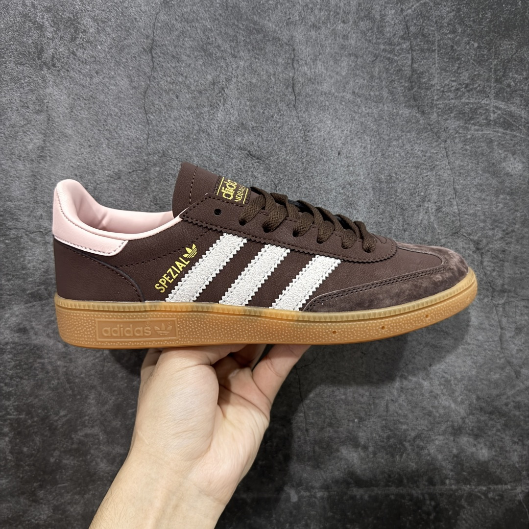 【纯原Y版】Adidas Handball Spezial 三叶草手球特别版圣帕特里克节联名款 全鞋采用yezzy500一样的皮料 进口长绒皮，特殊工艺技术 原盒包装 牛筋耐磨大底 承载青春情怀的板鞋，是现在潮男靓女上脚的大热鞋款 经典三条杠装饰鞋侧 品牌辨识度清晰 货号：JR0852 尺码：36 36.5 37 38 38.5 39 40 40.5 41 42 42.5 43 44 44.5 45-选品中心