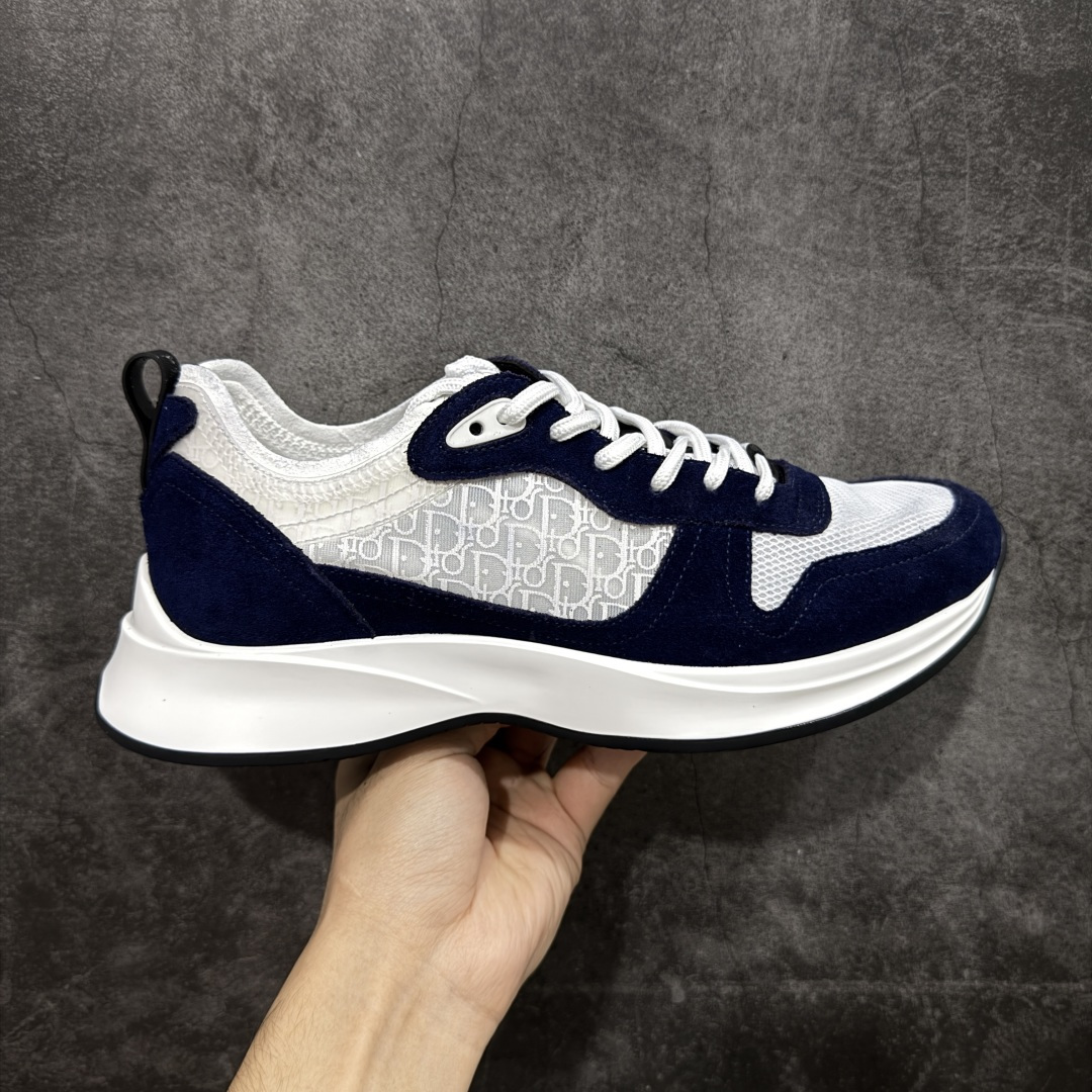 【广东礼盒版】Dior/迪奥 B25 Oblique Runner Sneaker 黑白 老爹风系带低帮透气休闲运动慢跑鞋 #原版购入开发 这款 B25 Runner运动鞋结合运动版型与 Dior 优雅的经典标识。采用迪奥灰和白色光滑牛皮革精心制作，饰以经典的米色和黑色 Oblique 印花提升格调。搭配白色纹理橡胶鞋底，可为各式休闲造型增添经典气质，更显精致 配送专柜精美包装，面料采用原版定制牛皮+Oblique 印花布 定制进口超细纤维 增高3.5CM 尺码：39 40 41 42 43 44 45 46-选品中心