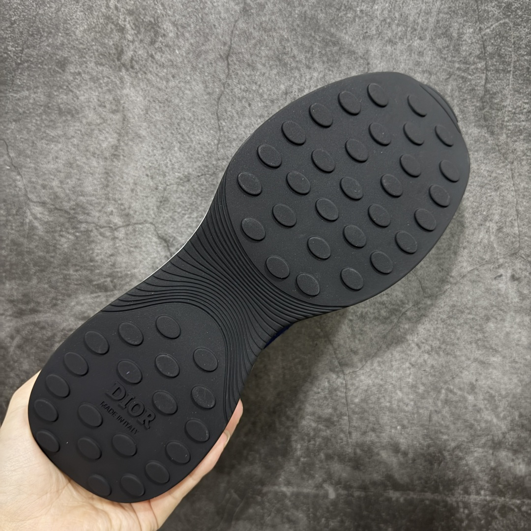 图片[9]-【广东礼盒版】Dior/迪奥 B25 Oblique Runner Sneaker 黑白 老爹风系带低帮透气休闲运动慢跑鞋 #原版购入开发 这款 B25 Runner运动鞋结合运动版型与 Dior 优雅的经典标识。采用迪奥灰和白色光滑牛皮革精心制作，饰以经典的米色和黑色 Oblique 印花提升格调。搭配白色纹理橡胶鞋底，可为各式休闲造型增添经典气质，更显精致 配送专柜精美包装，面料采用原版定制牛皮+Oblique 印花布 定制进口超细纤维 增高3.5CM 尺码：39 40 41 42 43 44 45 46-选品中心