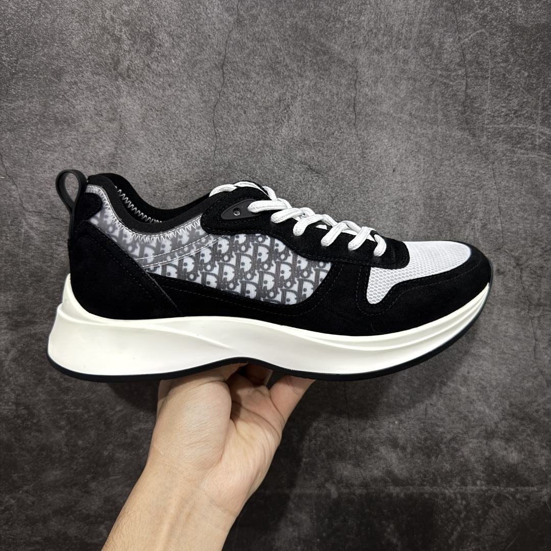 【广东礼盒版】Dior/迪奥 B25 Oblique Runner Sneaker 黑白 老爹风系带低帮透气休闲运动慢跑鞋 #原版购入开发 这款 B25 Runner运动鞋结合运动版型与 Dior 优雅的经典标识。采用迪奥灰和白色光滑牛皮革精心制作,饰以经典的米色和黑色 Oblique 印花提升格调。搭配白色纹理橡胶鞋底,可为各式休闲造型增添经典气质,更显精致 配送专柜精美包装,面料采用原版定制牛皮+Oblique 印花布 定制进口超细纤维 增高3.5CM 尺码:39 40 41 42 43 44 45 46-选品中心