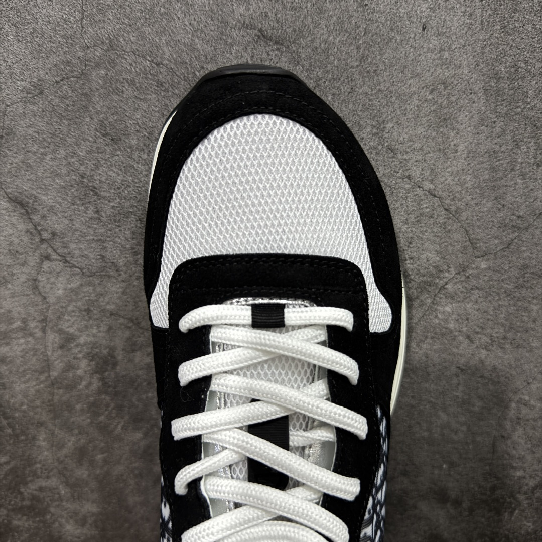 图片[5]-【广东礼盒版】Dior/迪奥 B25 Oblique Runner Sneaker 黑白 老爹风系带低帮透气休闲运动慢跑鞋 #原版购入开发 这款 B25 Runner运动鞋结合运动版型与 Dior 优雅的经典标识。采用迪奥灰和白色光滑牛皮革精心制作，饰以经典的米色和黑色 Oblique 印花提升格调。搭配白色纹理橡胶鞋底，可为各式休闲造型增添经典气质，更显精致 配送专柜精美包装，面料采用原版定制牛皮+Oblique 印花布 定制进口超细纤维 增高3.5CM 尺码：39 40 41 42 43 44 45 46-选品中心