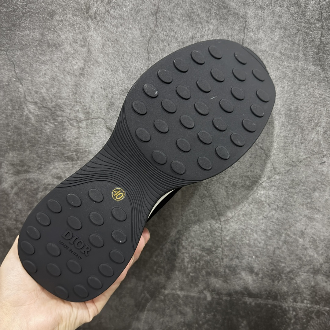 图片[9]-【广东礼盒版】Dior/迪奥 B25 Oblique Runner Sneaker 黑白 老爹风系带低帮透气休闲运动慢跑鞋 #原版购入开发 这款 B25 Runner运动鞋结合运动版型与 Dior 优雅的经典标识。采用迪奥灰和白色光滑牛皮革精心制作，饰以经典的米色和黑色 Oblique 印花提升格调。搭配白色纹理橡胶鞋底，可为各式休闲造型增添经典气质，更显精致 配送专柜精美包装，面料采用原版定制牛皮+Oblique 印花布 定制进口超细纤维 增高3.5CM 尺码：39 40 41 42 43 44 45 46-选品中心