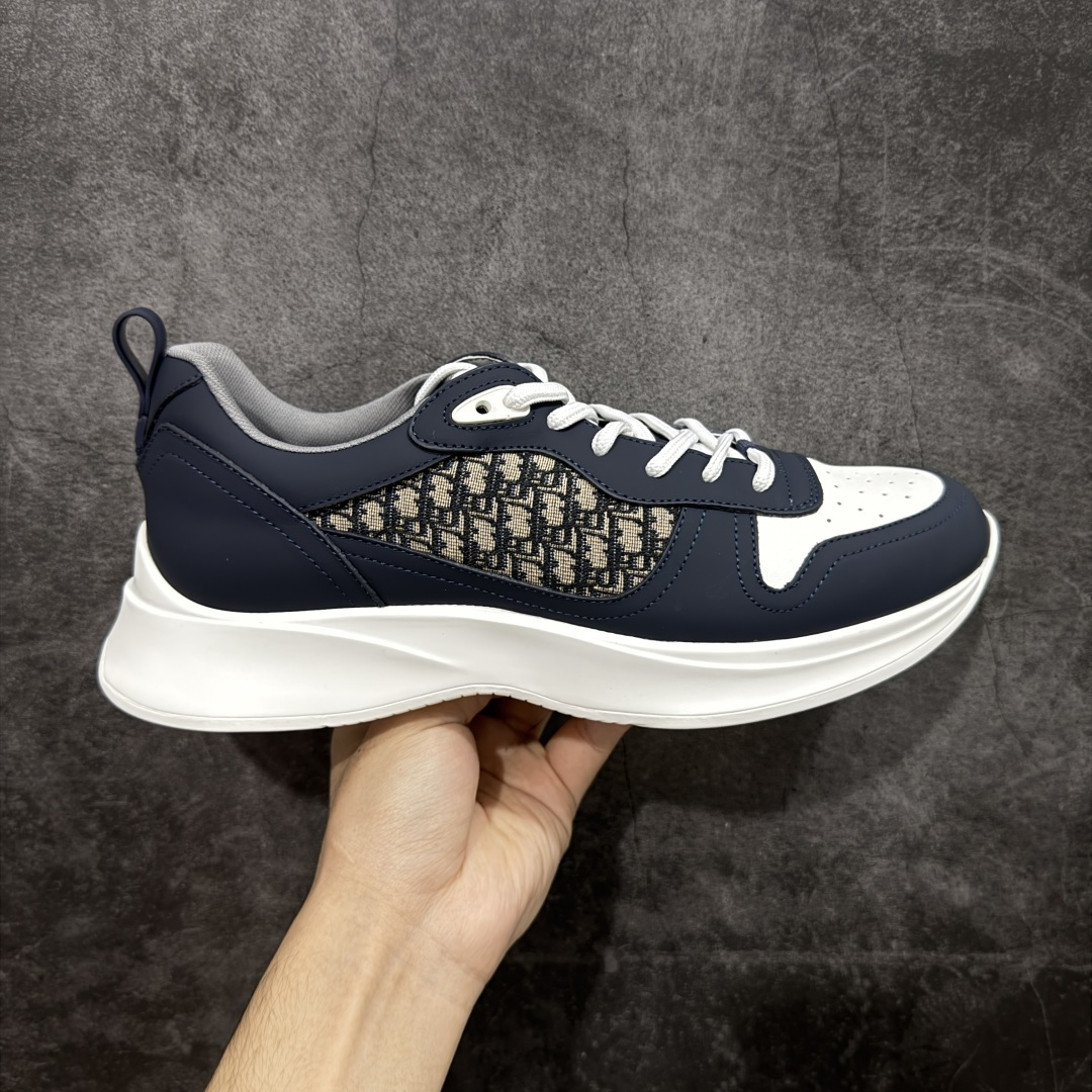 【广东礼盒版】Dior/迪奥 B25 Oblique Runner Sneaker 黑白 老爹风系带低帮透气休闲运动慢跑鞋 #原版购入开发 这款 B25 Runner运动鞋结合运动版型与 Dior 优雅的经典标识。采用迪奥灰和白色光滑牛皮革精心制作，饰以经典的米色和黑色 Oblique 印花提升格调。搭配白色纹理橡胶鞋底，可为各式休闲造型增添经典气质，更显精致 配送专柜精美包装，面料采用原版定制牛皮+Oblique 印花布 定制进口超细纤维 增高3.5CM 尺码：39 40 41 42 43 44 45 46-选品中心