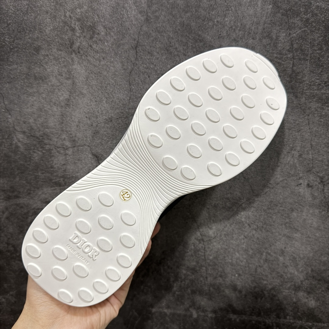 图片[9]-【广东礼盒版】Dior/迪奥 B25 Oblique Runner Sneaker 黑白 老爹风系带低帮透气休闲运动慢跑鞋 #原版购入开发 这款 B25 Runner运动鞋结合运动版型与 Dior 优雅的经典标识。采用迪奥灰和白色光滑牛皮革精心制作，饰以经典的米色和黑色 Oblique 印花提升格调。搭配白色纹理橡胶鞋底，可为各式休闲造型增添经典气质，更显精致 配送专柜精美包装，面料采用原版定制牛皮+Oblique 印花布 定制进口超细纤维 增高3.5CM 尺码：39 40 41 42 43 44 45 46-选品中心
