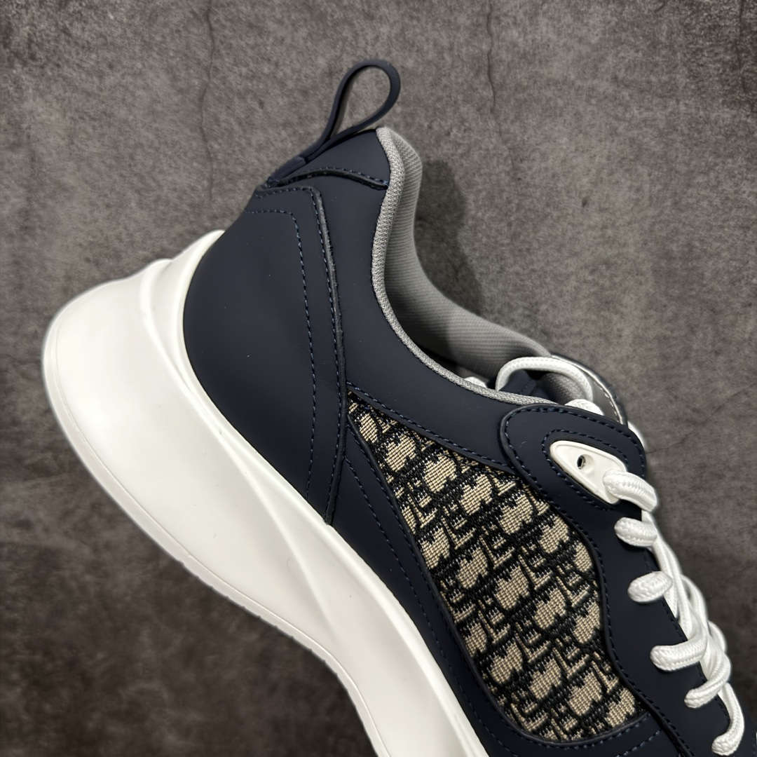 图片[7]-【广东礼盒版】Dior/迪奥 B25 Oblique Runner Sneaker 黑白 老爹风系带低帮透气休闲运动慢跑鞋 #原版购入开发 这款 B25 Runner运动鞋结合运动版型与 Dior 优雅的经典标识。采用迪奥灰和白色光滑牛皮革精心制作，饰以经典的米色和黑色 Oblique 印花提升格调。搭配白色纹理橡胶鞋底，可为各式休闲造型增添经典气质，更显精致 配送专柜精美包装，面料采用原版定制牛皮+Oblique 印花布 定制进口超细纤维 增高3.5CM 尺码：39 40 41 42 43 44 45 46-选品中心