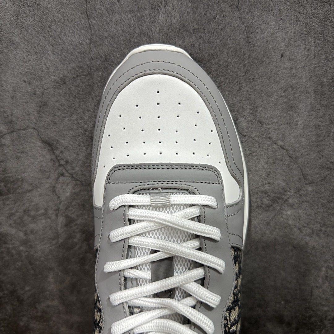 图片[5]-【广东礼盒版】Dior/迪奥 B25 Oblique Runner Sneaker 黑白 老爹风系带低帮透气休闲运动慢跑鞋 #原版购入开发 这款 B25 Runner运动鞋结合运动版型与 Dior 优雅的经典标识。采用迪奥灰和白色光滑牛皮革精心制作，饰以经典的米色和黑色 Oblique 印花提升格调。搭配白色纹理橡胶鞋底，可为各式休闲造型增添经典气质，更显精致 配送专柜精美包装，面料采用原版定制牛皮+Oblique 印花布 定制进口超细纤维 增高3.5CM 尺码：39 40 41 42 43 44 45 46-选品中心