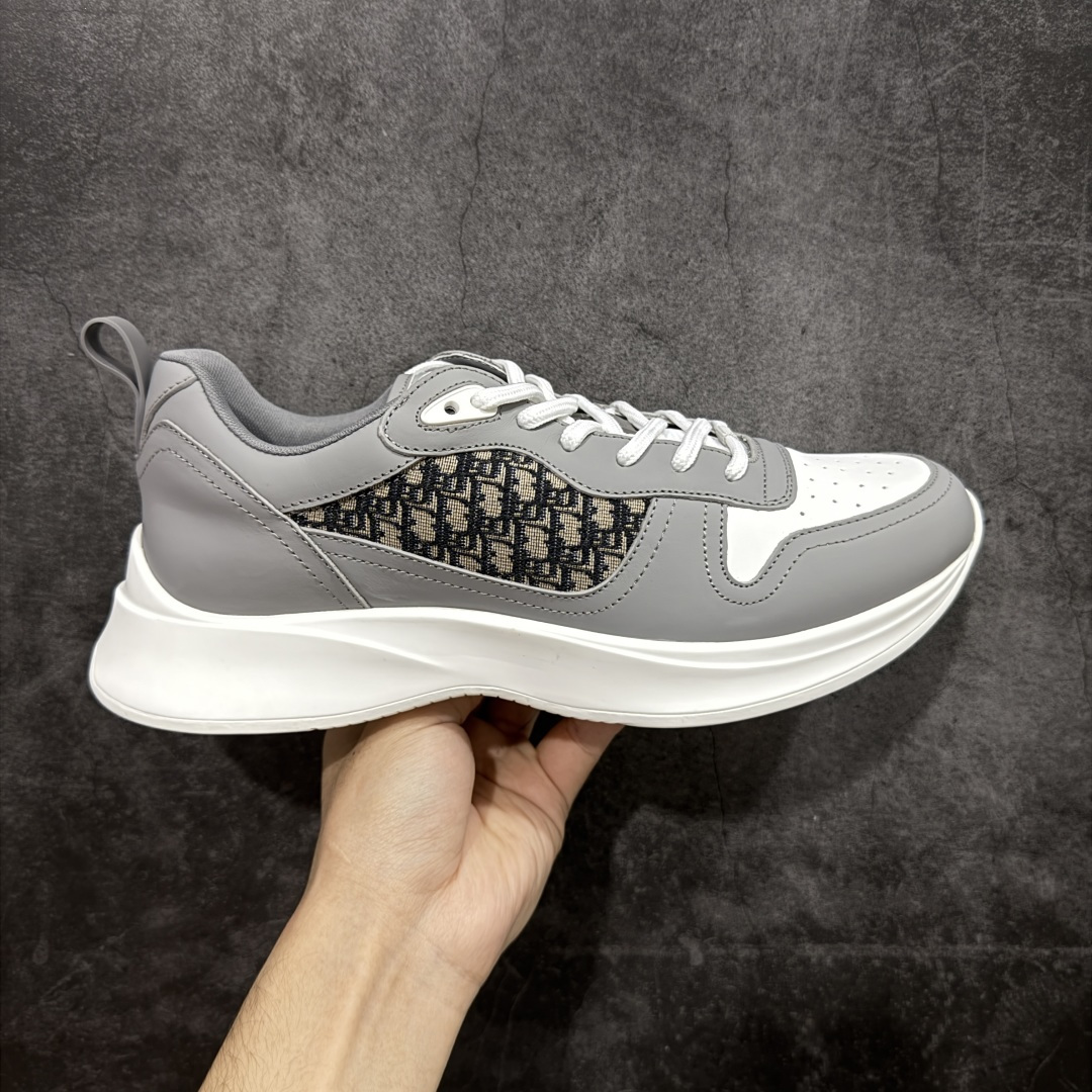 【广东礼盒版】Dior/迪奥 B25 Oblique Runner Sneaker 黑白 老爹风系带低帮透气休闲运动慢跑鞋 #原版购入开发 这款 B25 Runner运动鞋结合运动版型与 Dior 优雅的经典标识。采用迪奥灰和白色光滑牛皮革精心制作，饰以经典的米色和黑色 Oblique 印花提升格调。搭配白色纹理橡胶鞋底，可为各式休闲造型增添经典气质，更显精致 配送专柜精美包装，面料采用原版定制牛皮+Oblique 印花布 定制进口超细纤维 增高3.5CM 尺码：39 40 41 42 43 44 45 46-选品中心