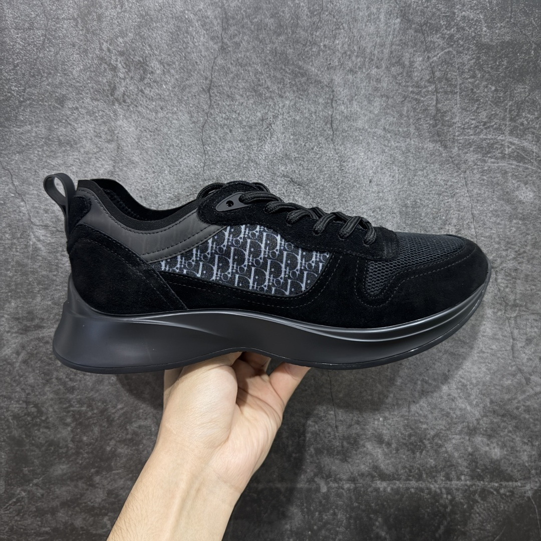 【广东礼盒版】Dior/迪奥 B25 Oblique Runner Sneaker 黑白 老爹风系带低帮透气休闲运动慢跑鞋 #原版购入开发 这款 B25 Runner运动鞋结合运动版型与 Dior 优雅的经典标识。采用迪奥灰和白色光滑牛皮革精心制作，饰以经典的米色和黑色 Oblique 印花提升格调。搭配白色纹理橡胶鞋底，可为各式休闲造型增添经典气质，更显精致 配送专柜精美包装，面料采用原版定制牛皮+Oblique 印花布 定制进口超细纤维 增高3.5CM 尺码：39 40 41 42 43 44 45 46-选品中心