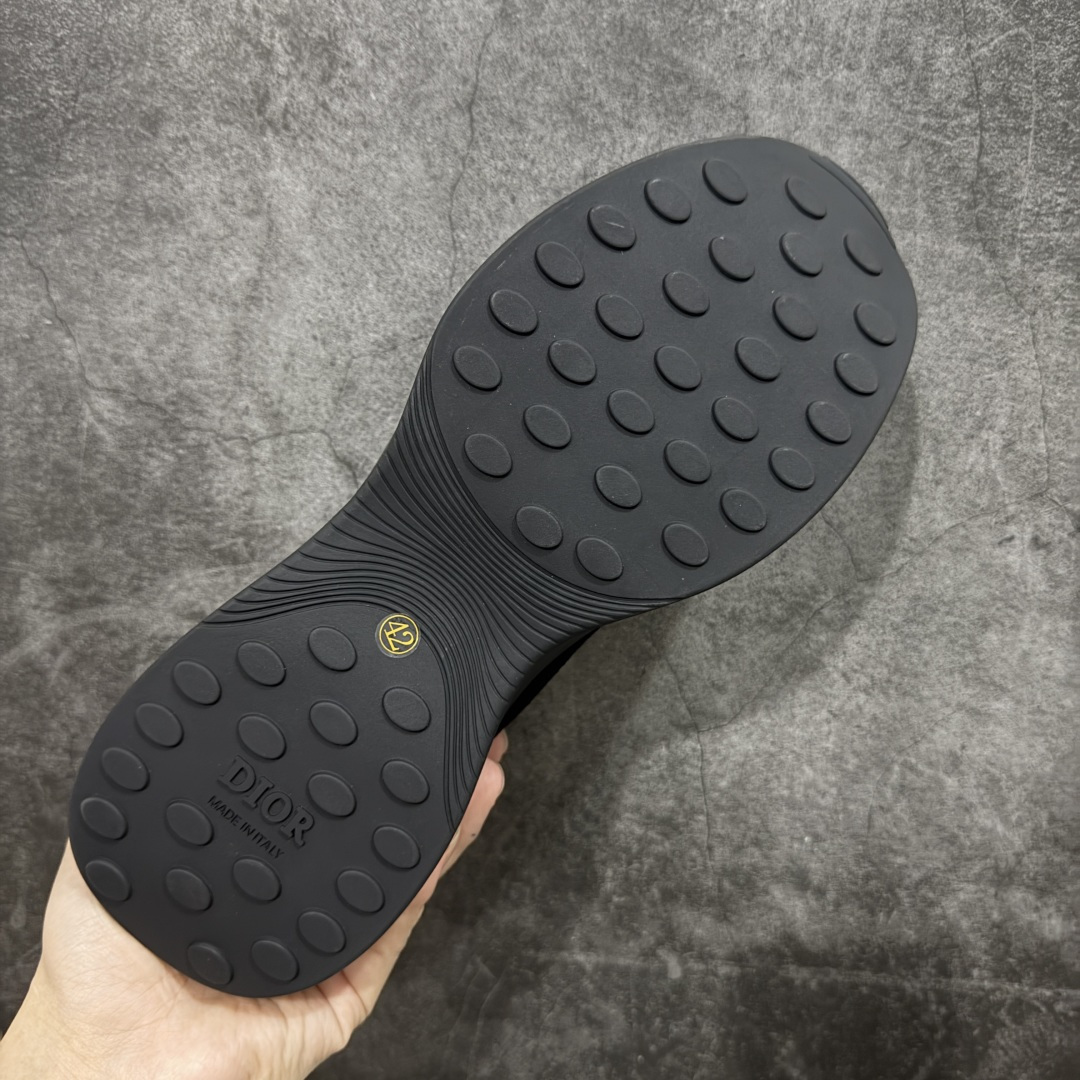 图片[9]-【广东礼盒版】Dior/迪奥 B25 Oblique Runner Sneaker 黑白 老爹风系带低帮透气休闲运动慢跑鞋 #原版购入开发 这款 B25 Runner运动鞋结合运动版型与 Dior 优雅的经典标识。采用迪奥灰和白色光滑牛皮革精心制作，饰以经典的米色和黑色 Oblique 印花提升格调。搭配白色纹理橡胶鞋底，可为各式休闲造型增添经典气质，更显精致 配送专柜精美包装，面料采用原版定制牛皮+Oblique 印花布 定制进口超细纤维 增高3.5CM 尺码：39 40 41 42 43 44 45 46-选品中心