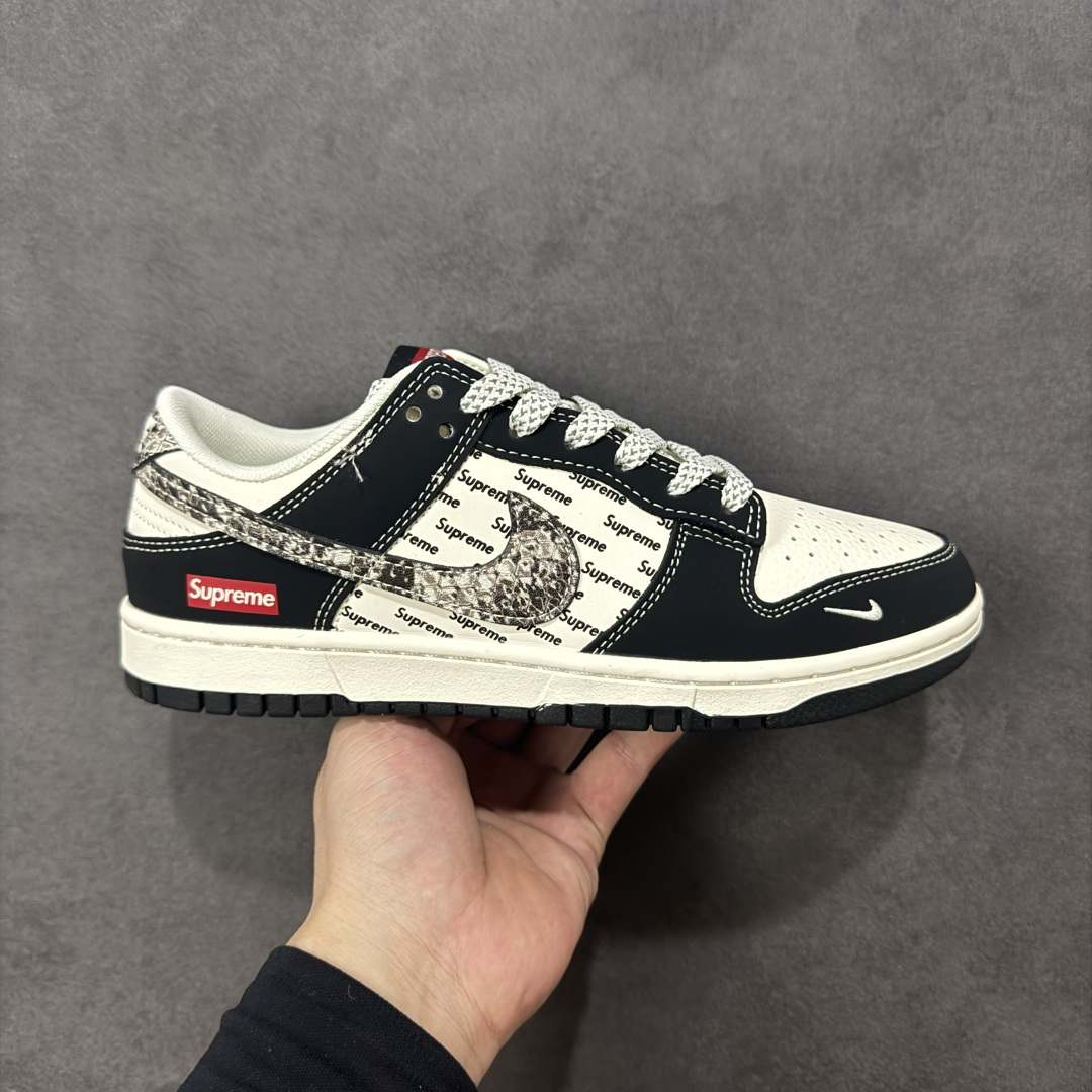 【定制版】Nike SB Dunk Low“Supreme联名——黑花勾” 周年高端定制 低帮休闲板鞋 定制鞋盒 大厂纯原品质出货 超高清洁度 皮料切割干净无任何毛边 细节完美 货号:XS6089-624 尺码: 36 36.5 37.5 38 38.5 39 40 40.5 41 42 42.5 43 44 44.5 45-选品中心