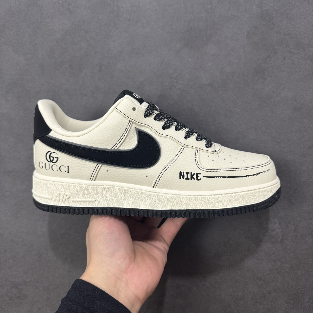 【定制版】Nike Air Force 1 \’07 Low “古驰联名——米黑线黑银勾”空军一号 高端定制 低帮 运动鞋 休闲鞋 折边针车 工艺难度大 原楦头原纸板 原装鞋盒 定制五金配件 内置全掌气垫 原厂鞋底 货号:KJ1688-020 尺码:36 36.5 37.5 38 38.5 39 40 40.5 41 42 42.5 43 44 44.5 45-选品中心