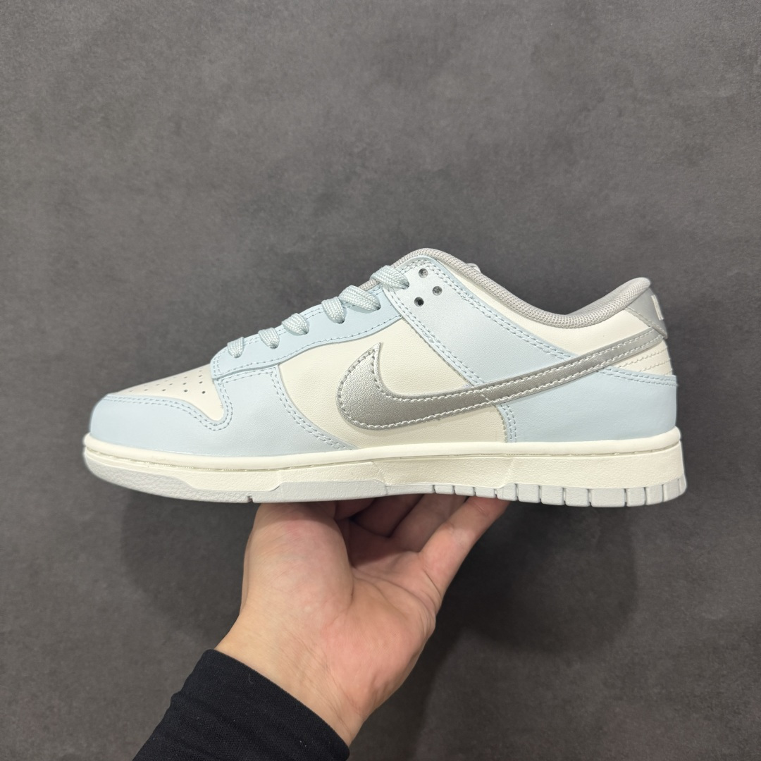 图片[2]-【定制版】Nike Dunk SB Low 耐克 SB 低帮 所念星河 冰封雪银 此款以冰川蓝为基调，纯白如云絮轻覆于鞋面，蓝白渐变仿若星云交织；侧身Swoosh Le以电镀银勾勒，暗光下如流星划破天际。后跟手写字体点缀文艺气息，低调诉说仰望星空的浪漫。冰川蓝与白色的清爽配比，褪去了张扬，更显日常高级感。 货号：BS0508-036 尺码：36 36.5 37.5 38 38.5 39 40 40.5 41 42 42.5 43 44 编码：HXSB330340-选品中心