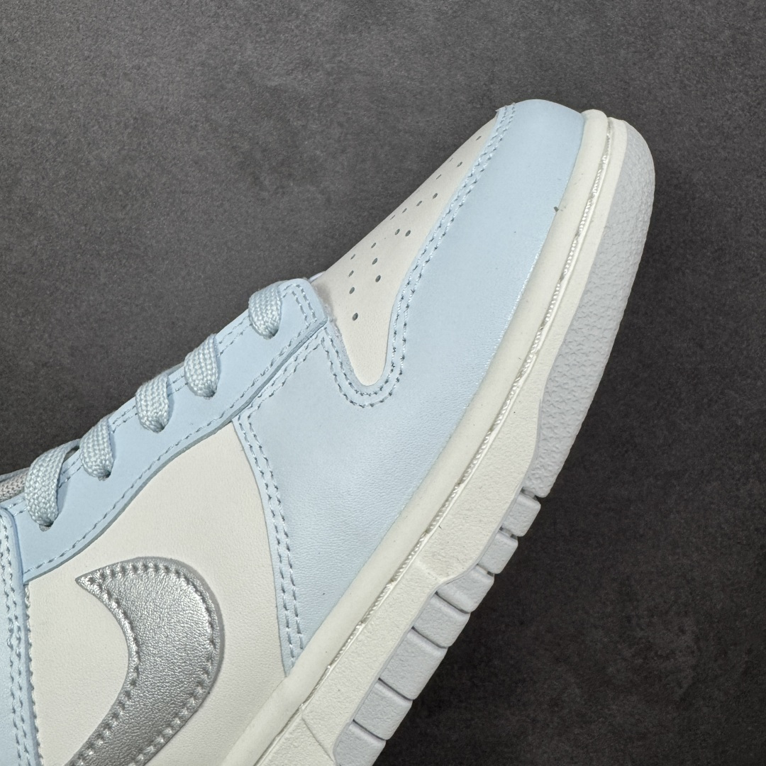 图片[5]-【定制版】Nike Dunk SB Low 耐克 SB 低帮 所念星河 冰封雪银 此款以冰川蓝为基调，纯白如云絮轻覆于鞋面，蓝白渐变仿若星云交织；侧身Swoosh Le以电镀银勾勒，暗光下如流星划破天际。后跟手写字体点缀文艺气息，低调诉说仰望星空的浪漫。冰川蓝与白色的清爽配比，褪去了张扬，更显日常高级感。 货号：BS0508-036 尺码：36 36.5 37.5 38 38.5 39 40 40.5 41 42 42.5 43 44 编码：HXSB330340-选品中心