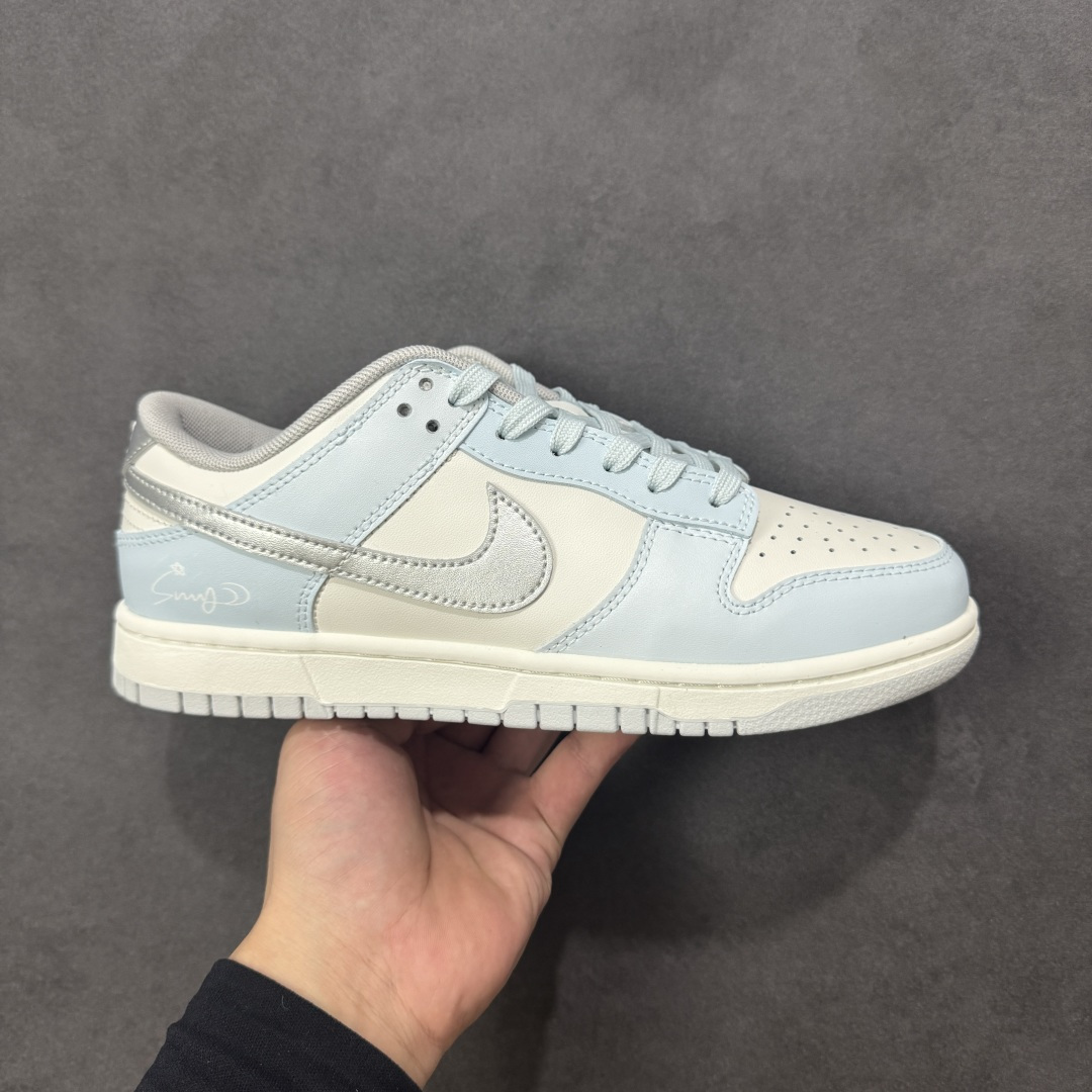 【定制版】Nike Dunk SB Low 耐克 SB 低帮 所念星河 冰封雪银 此款以冰川蓝为基调，纯白如云絮轻覆于鞋面，蓝白渐变仿若星云交织；侧身Swoosh Le以电镀银勾勒，暗光下如流星划破天际。后跟手写字体点缀文艺气息，低调诉说仰望星空的浪漫。冰川蓝与白色的清爽配比，褪去了张扬，更显日常高级感。 货号：BS0508-036 尺码：36 36.5 37.5 38 38.5 39 40 40.5 41 42 42.5 43 44 编码：HXSB330340-选品中心
