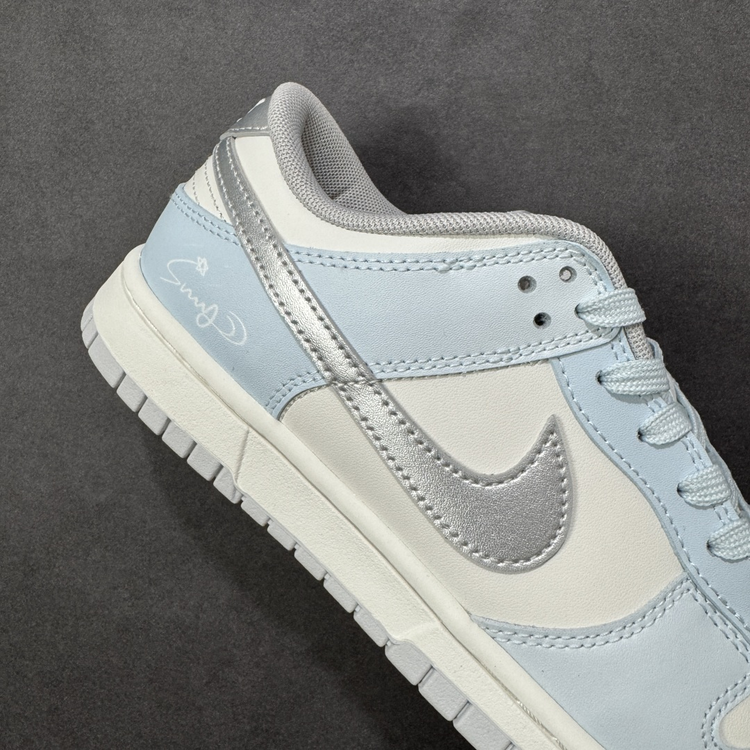 图片[6]-【定制版】Nike Dunk SB Low 耐克 SB 低帮 所念星河 冰封雪银 此款以冰川蓝为基调，纯白如云絮轻覆于鞋面，蓝白渐变仿若星云交织；侧身Swoosh Le以电镀银勾勒，暗光下如流星划破天际。后跟手写字体点缀文艺气息，低调诉说仰望星空的浪漫。冰川蓝与白色的清爽配比，褪去了张扬，更显日常高级感。 货号：BS0508-036 尺码：36 36.5 37.5 38 38.5 39 40 40.5 41 42 42.5 43 44 编码：HXSB330340-选品中心