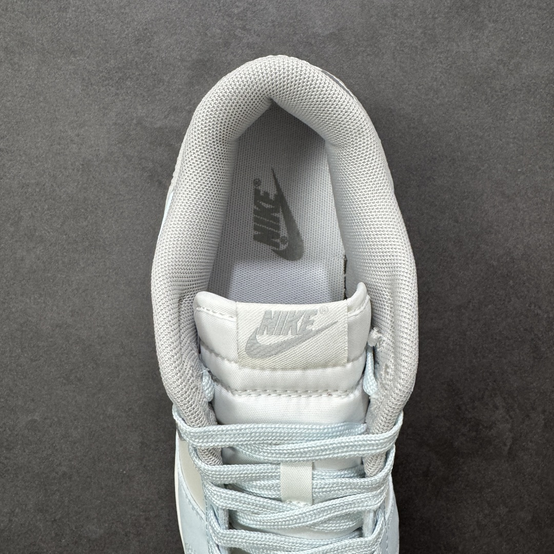 图片[7]-【定制版】Nike Dunk SB Low 耐克 SB 低帮 所念星河 冰封雪银 此款以冰川蓝为基调，纯白如云絮轻覆于鞋面，蓝白渐变仿若星云交织；侧身Swoosh Le以电镀银勾勒，暗光下如流星划破天际。后跟手写字体点缀文艺气息，低调诉说仰望星空的浪漫。冰川蓝与白色的清爽配比，褪去了张扬，更显日常高级感。 货号：BS0508-036 尺码：36 36.5 37.5 38 38.5 39 40 40.5 41 42 42.5 43 44 编码：HXSB330340-选品中心