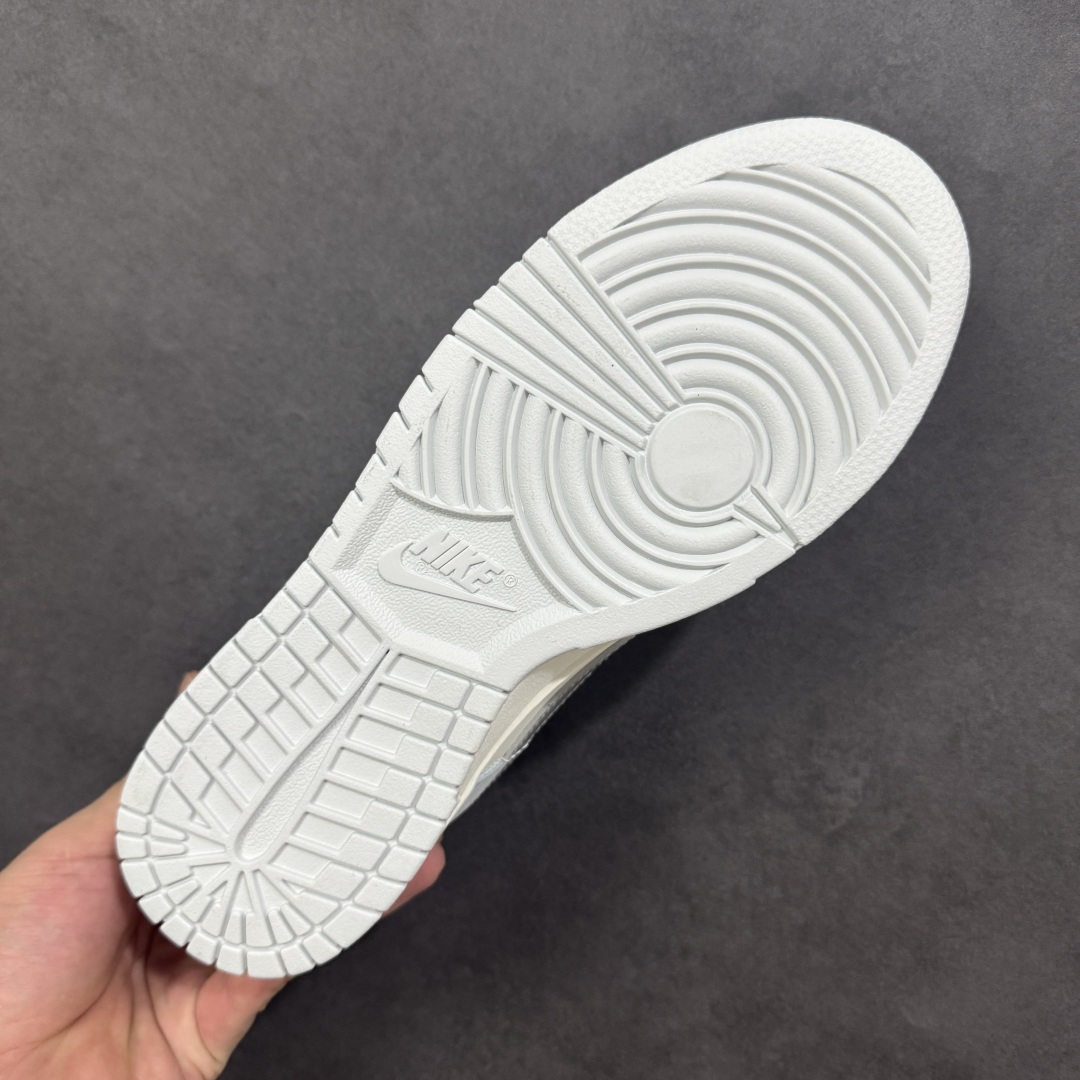 图片[9]-【定制版】Nike Dunk SB Low 耐克 SB 低帮 所念星河 冰封雪银 此款以冰川蓝为基调，纯白如云絮轻覆于鞋面，蓝白渐变仿若星云交织；侧身Swoosh Le以电镀银勾勒，暗光下如流星划破天际。后跟手写字体点缀文艺气息，低调诉说仰望星空的浪漫。冰川蓝与白色的清爽配比，褪去了张扬，更显日常高级感。 货号：BS0508-036 尺码：36 36.5 37.5 38 38.5 39 40 40.5 41 42 42.5 43 44 编码：HXSB330340-选品中心