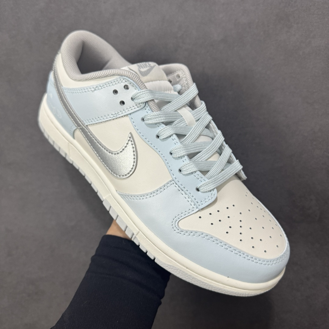 图片[3]-【定制版】Nike Dunk SB Low 耐克 SB 低帮 所念星河 冰封雪银 此款以冰川蓝为基调，纯白如云絮轻覆于鞋面，蓝白渐变仿若星云交织；侧身Swoosh Le以电镀银勾勒，暗光下如流星划破天际。后跟手写字体点缀文艺气息，低调诉说仰望星空的浪漫。冰川蓝与白色的清爽配比，褪去了张扬，更显日常高级感。 货号：BS0508-036 尺码：36 36.5 37.5 38 38.5 39 40 40.5 41 42 42.5 43 44 编码：HXSB330340-选品中心